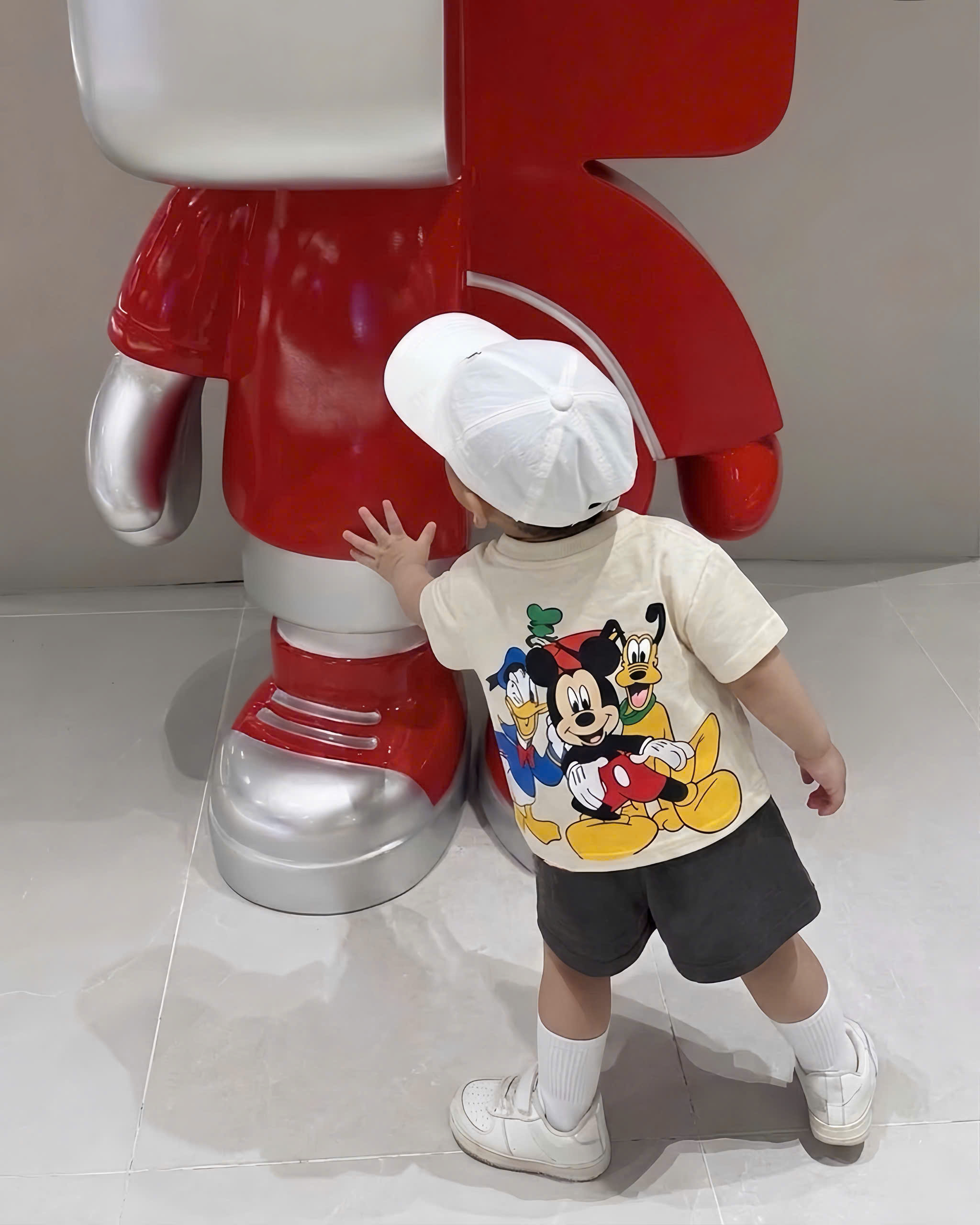 T234 - BỘ ĐÙI BÉ TRAI ÁO BE MICKEY FRIENDS QUẦN XÁM