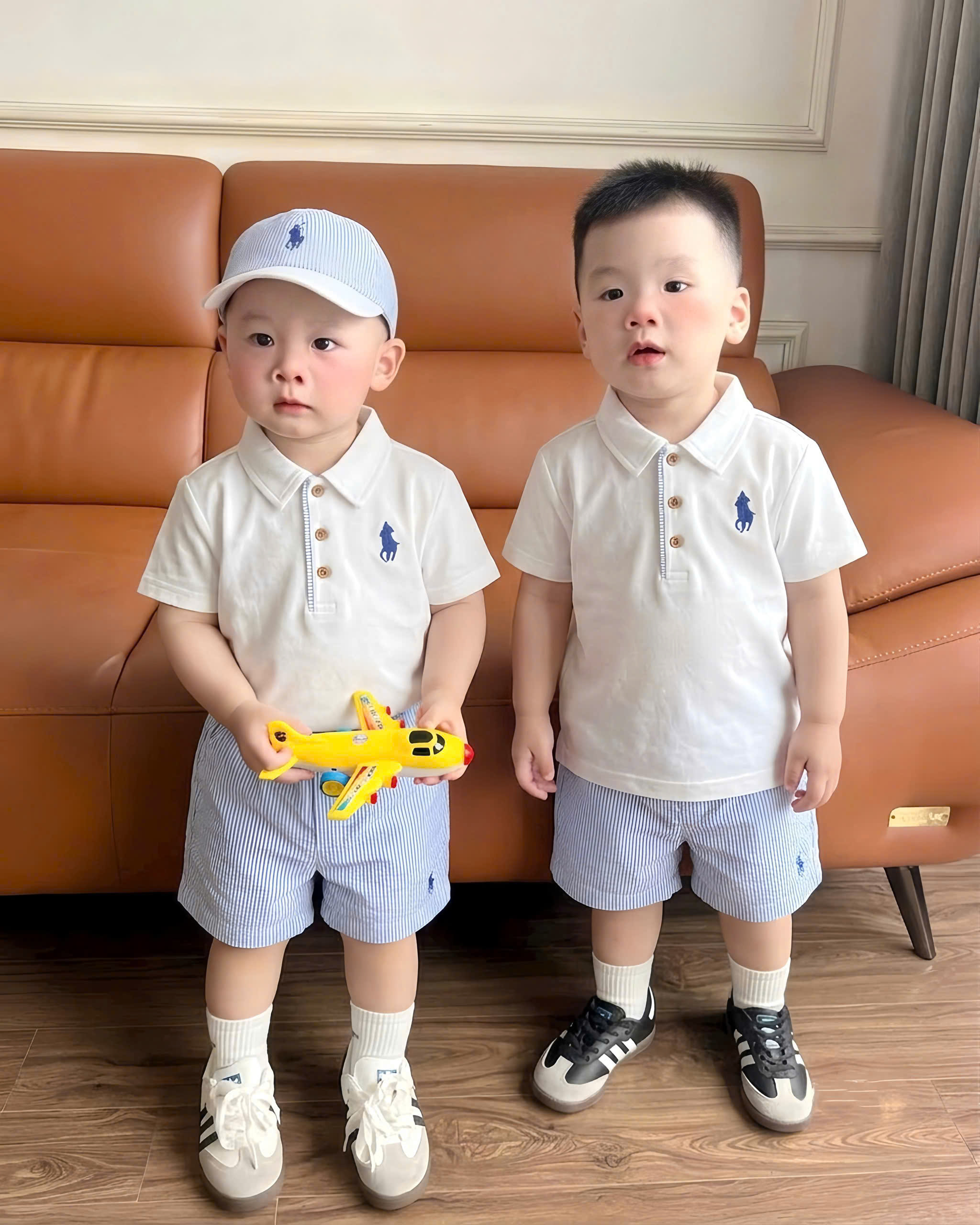T308 - BỘ ĐÙI BÉ TRAI ÁO POLO TRẮNG THÊU KỊ SĨ QUẦN SỌC KO MŨ