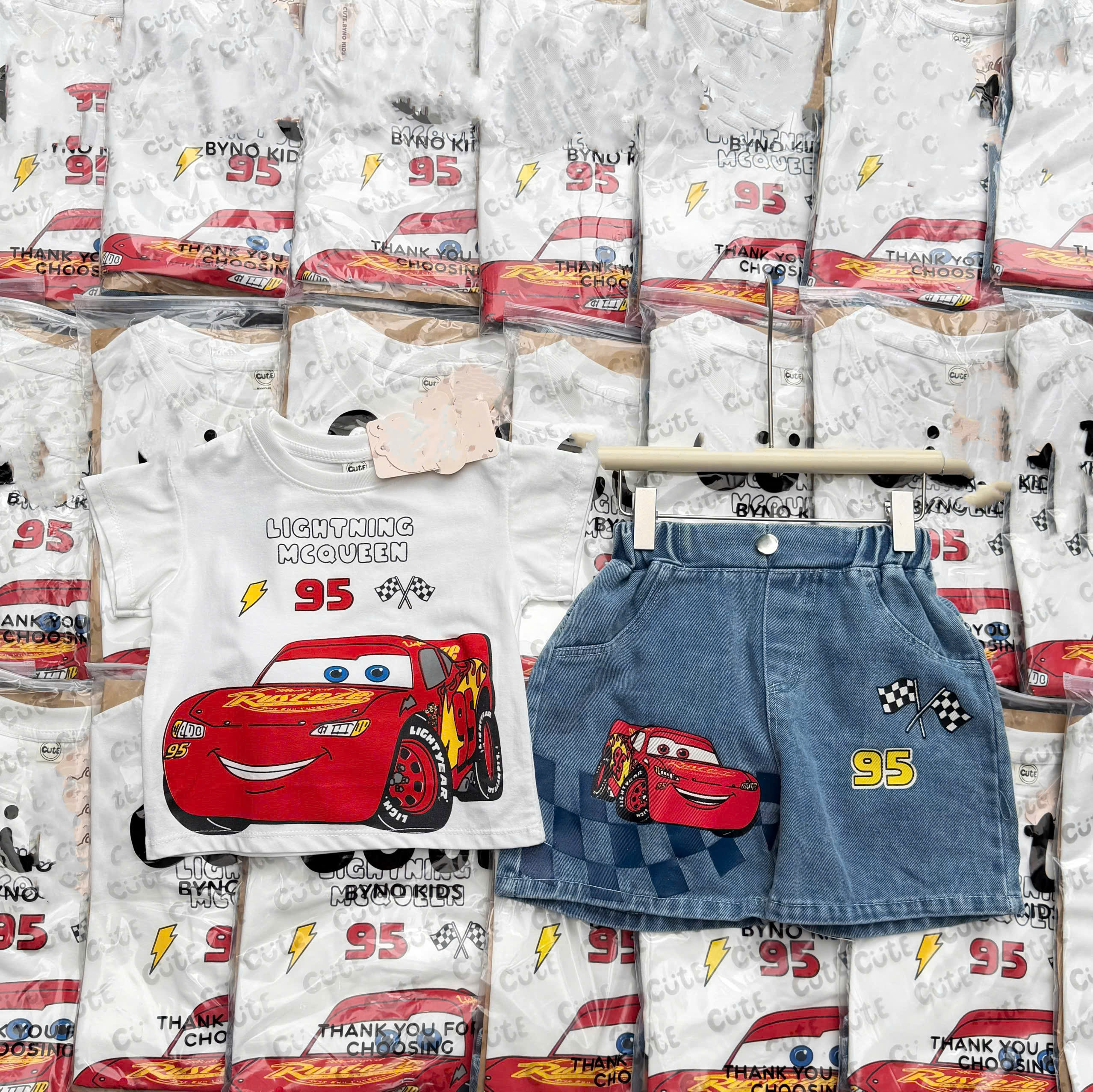 T327 - BỘ ĐÙI BÉ TRAI ÁO TRẮNG OTO MCQUEEN QUẦN BÒ
