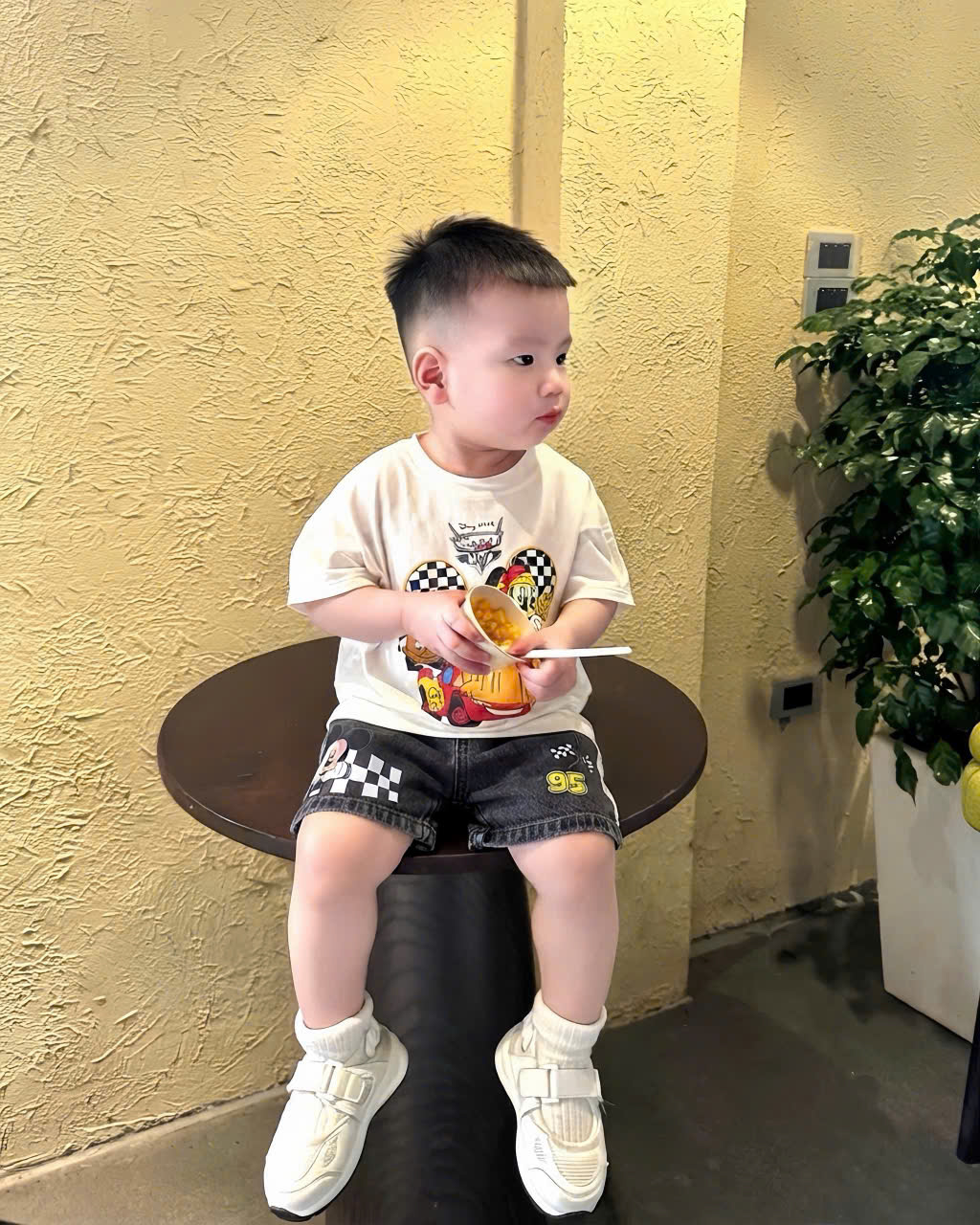 T341 - BỘ ĐÙI TRAI ÁO TRẮNG MICKEY OTO QUẦN BÒ