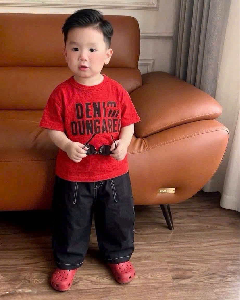 T384 - SET BÉ TRAI ÁO ĐỎ DENIM QUẦN BÒ ĐEN