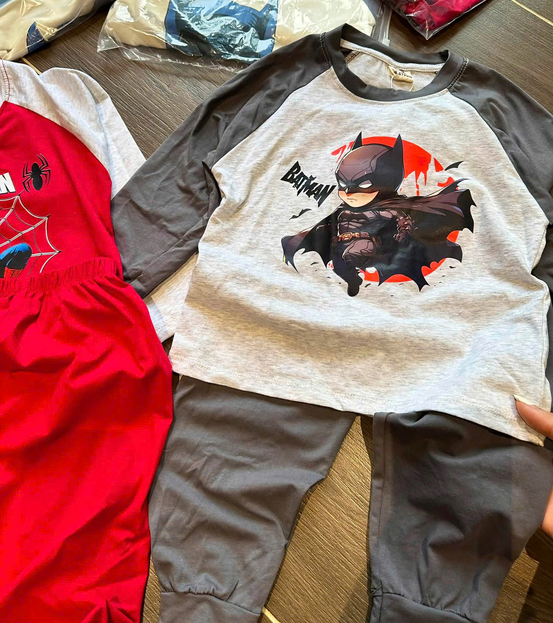 (CHỜ) T416 - SET 2 BỘ BÉ TRAI DÀI TAY MARVEL SPIDERMAN PHỐI đỏ xám