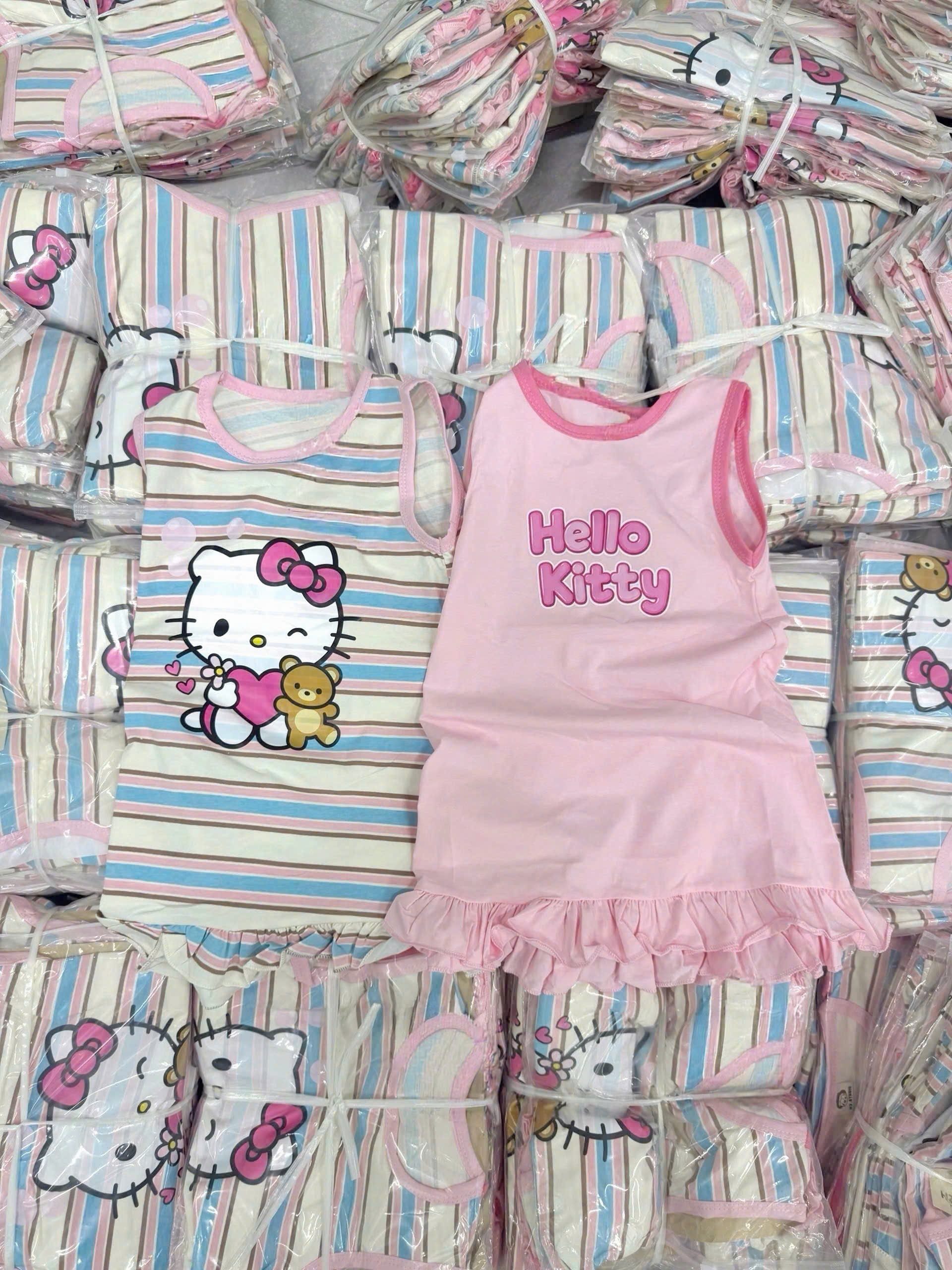 VB582 - SET 2 VÁY BÉ GÁI SÁT NÁCH KITTY hồng kẻ xanh