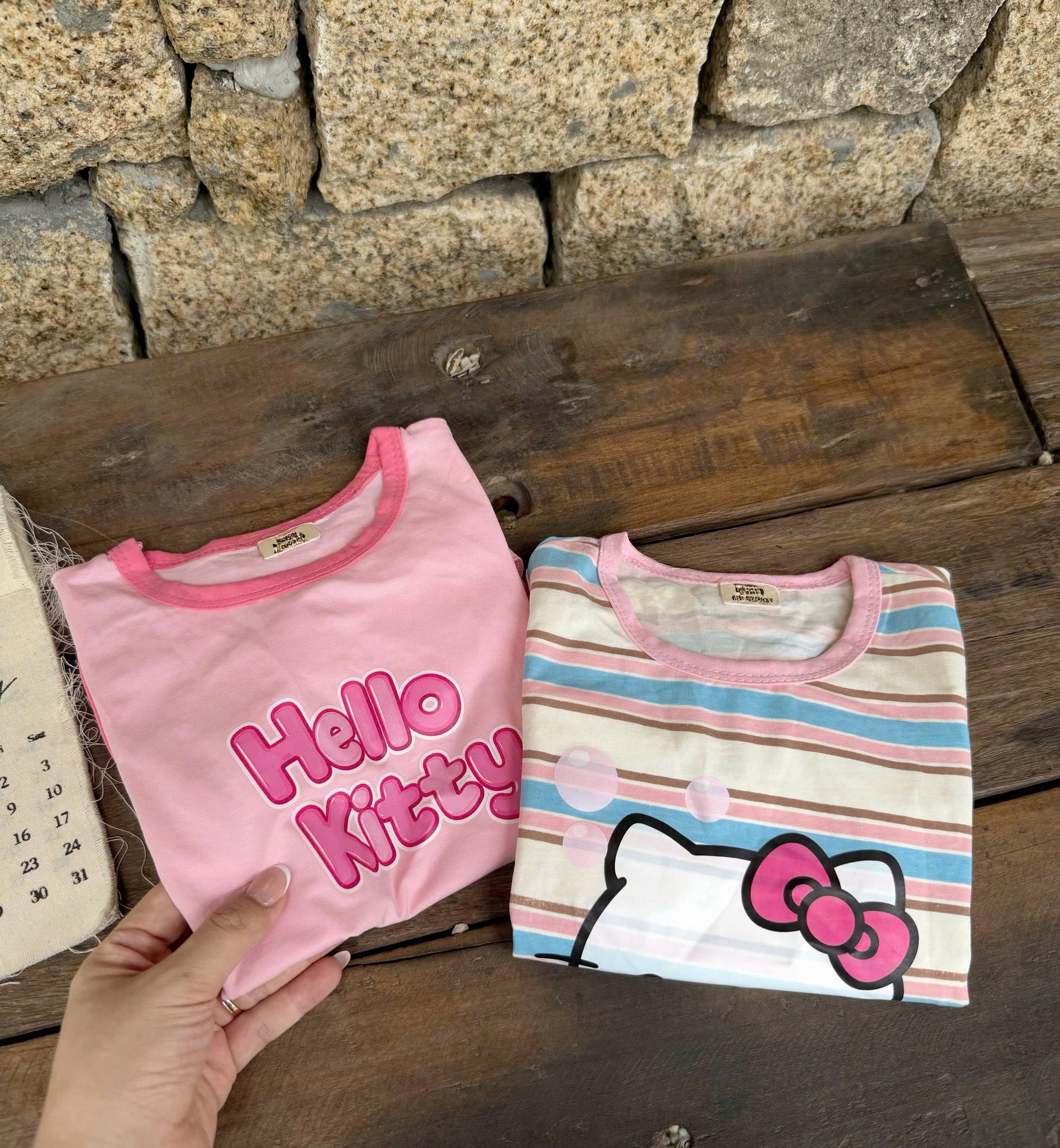 VB582 - SET 2 VÁY BÉ GÁI SÁT NÁCH KITTY hồng kẻ xanh