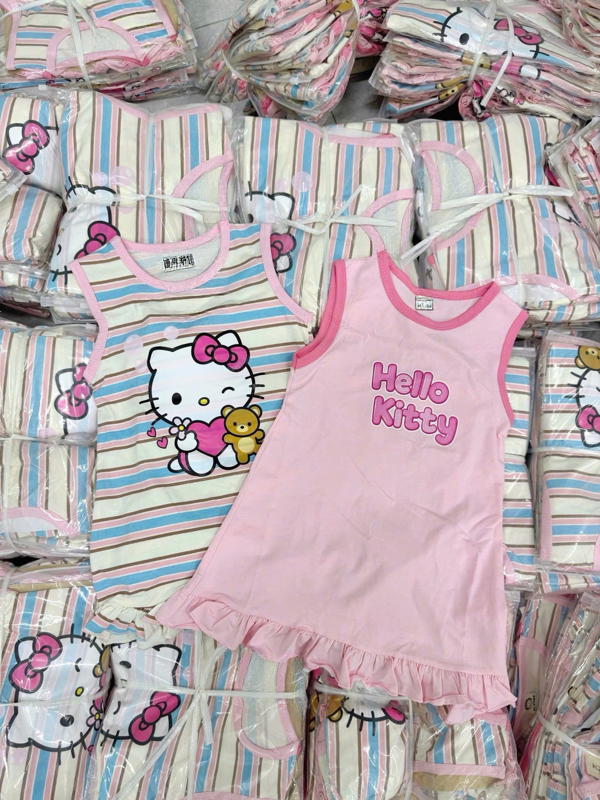 VB582 - SET 2 VÁY BÉ GÁI SÁT NÁCH KITTY hồng kẻ xanh