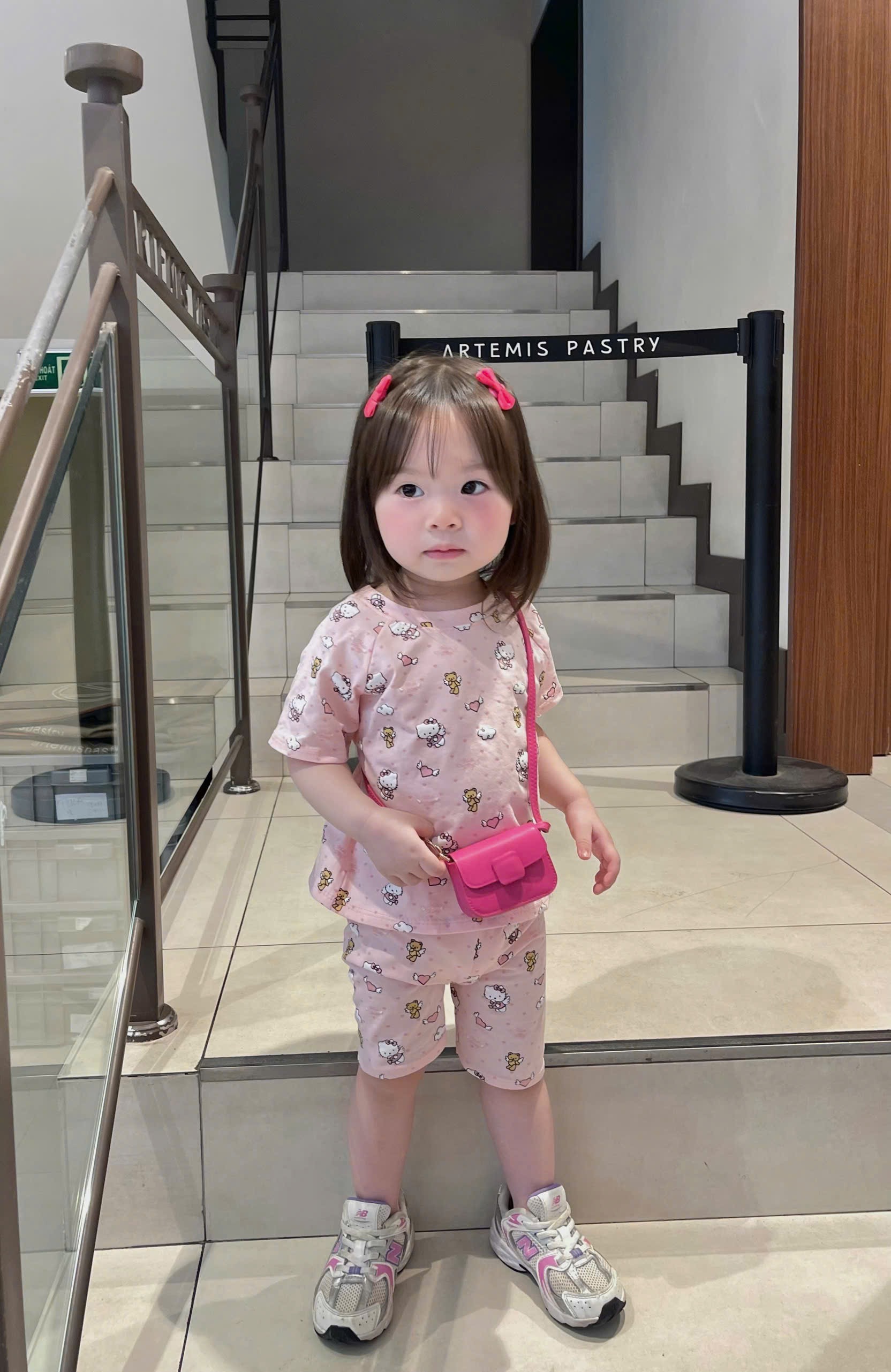 G946 - SET 2 BỘ ĐÙI BÉ GÁI HỒNG KITTY NIKE