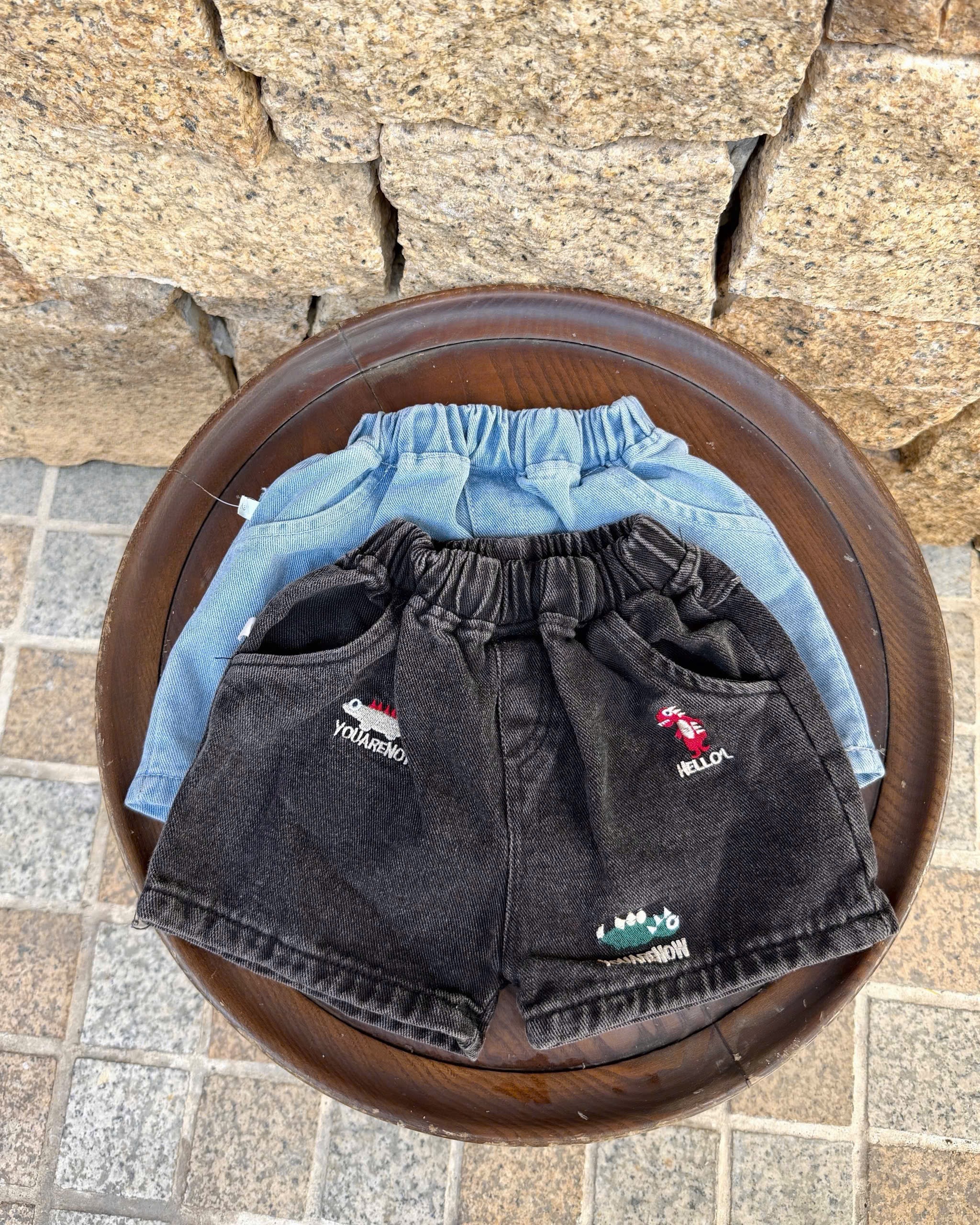 QB376 - SET 2 QUẦN ĐÙI BÒ BÉ TRAI THÊU KHỦNG LONG đen xanh