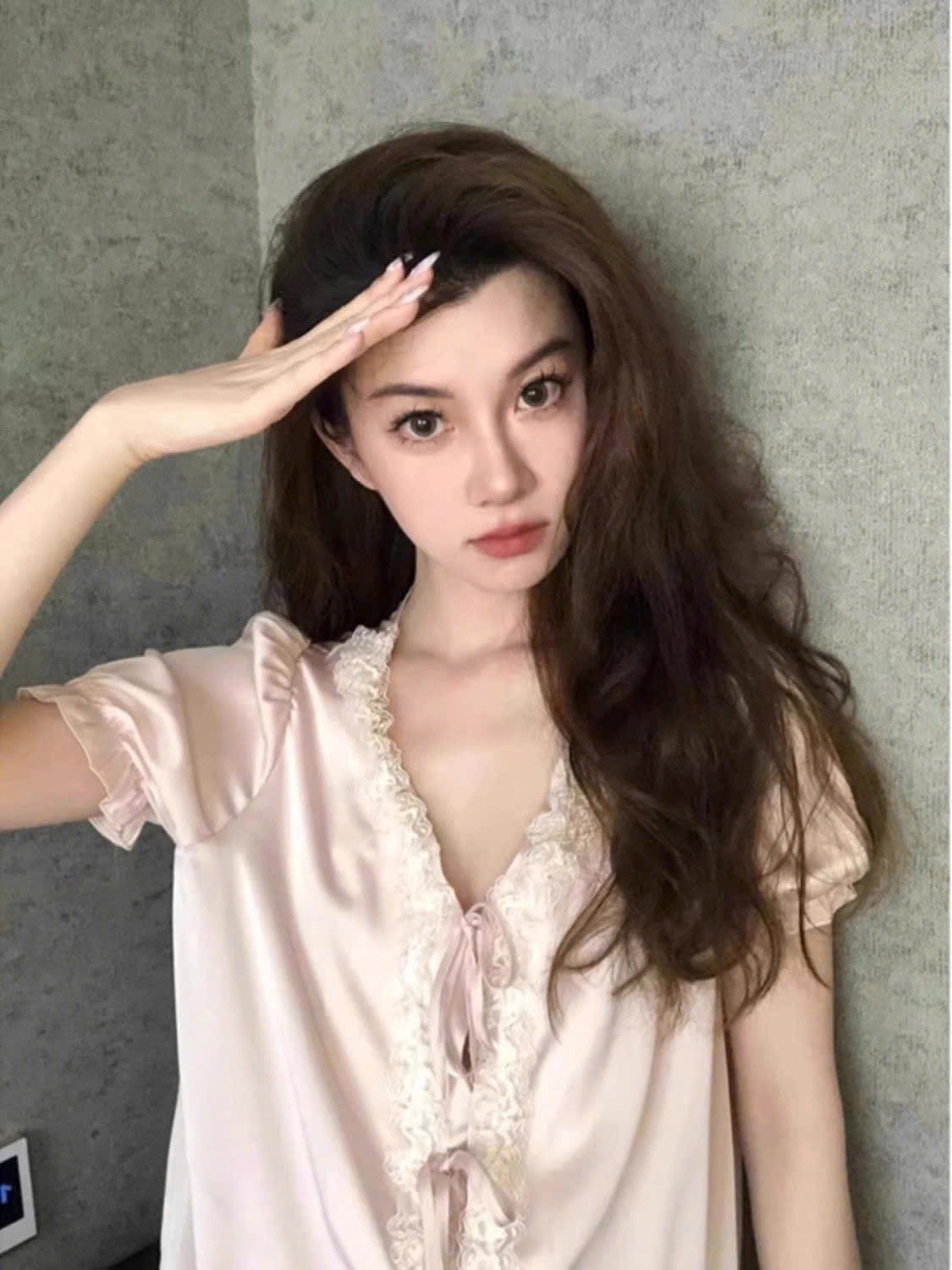 S302 - BỘ PYJAMA LỤA ĐÙI HỒNG CỔ V PHỐI REN