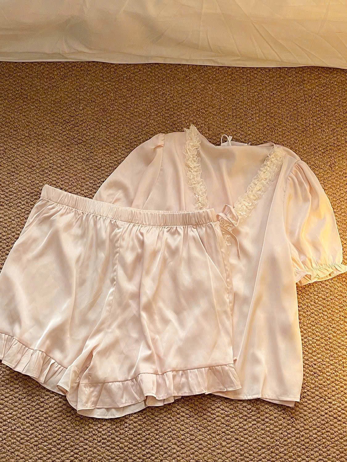 S302 - BỘ PYJAMA LỤA ĐÙI HỒNG CỔ V PHỐI REN