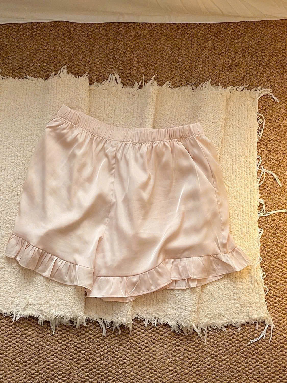 S302 - BỘ PYJAMA LỤA ĐÙI HỒNG CỔ V PHỐI REN