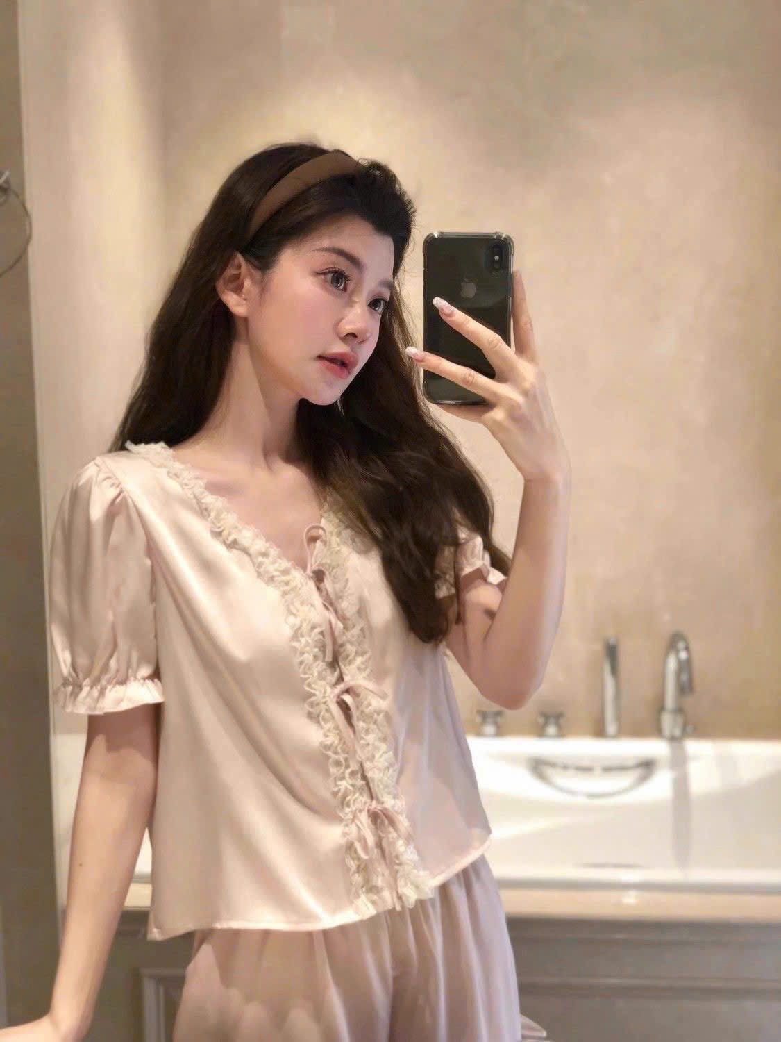 S302 - BỘ PYJAMA LỤA ĐÙI HỒNG CỔ V PHỐI REN