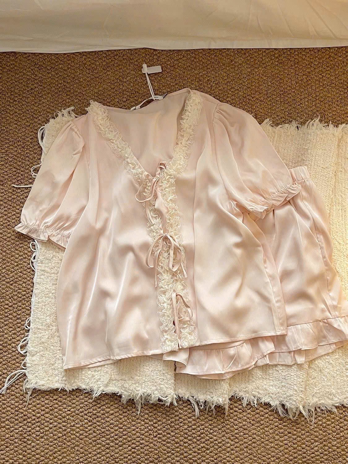S302 - BỘ PYJAMA LỤA ĐÙI HỒNG CỔ V PHỐI REN
