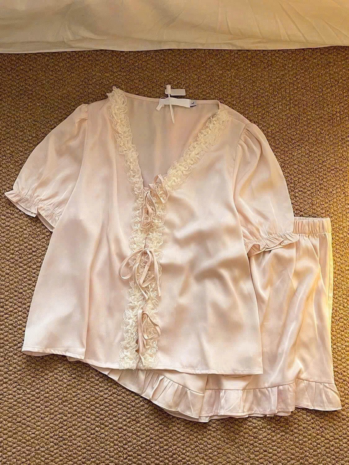 S302 - BỘ PYJAMA LỤA ĐÙI HỒNG CỔ V PHỐI REN
