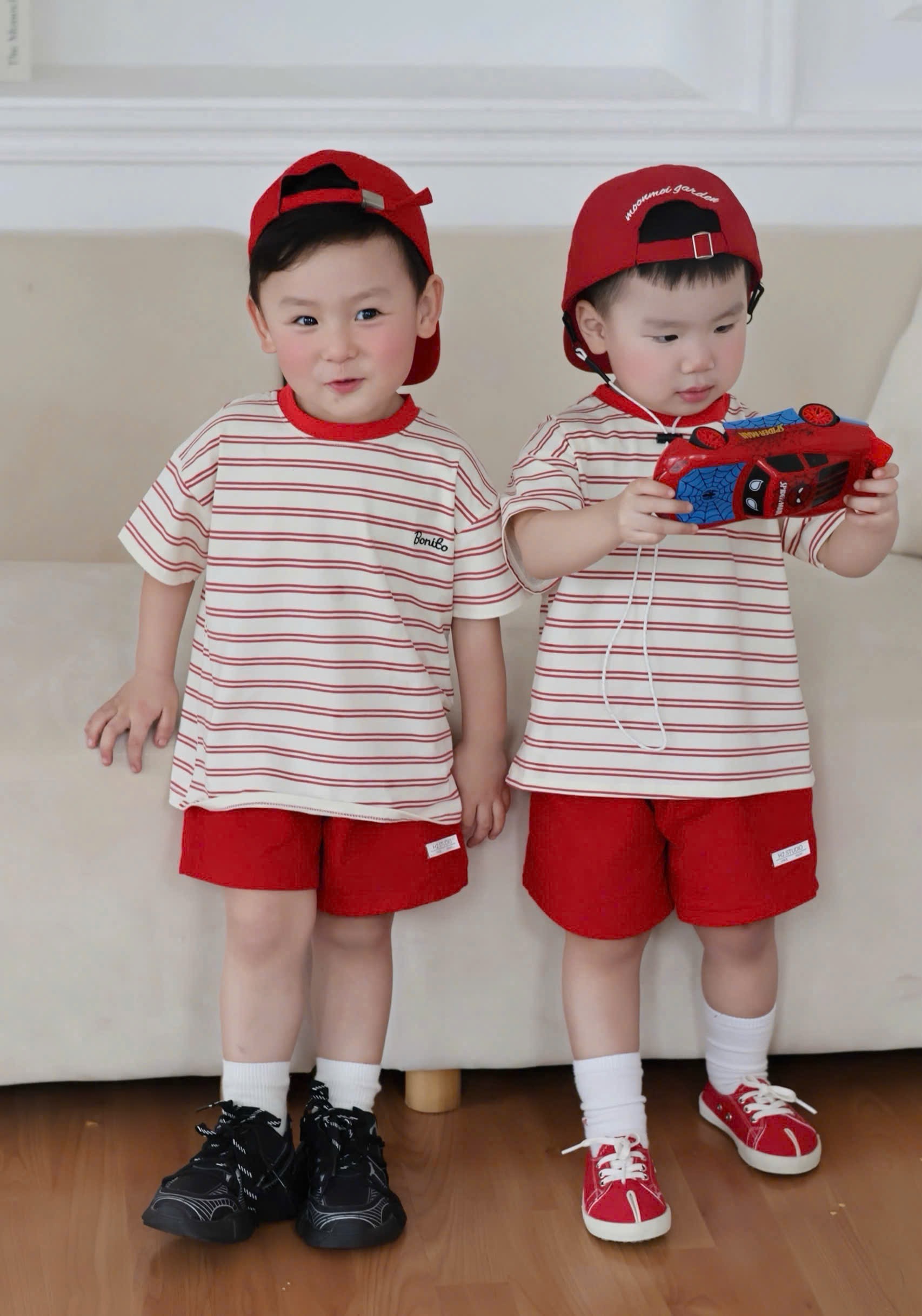 T174 - BỘ ĐÙI BÉ TRAI ÁO KẺ ĐỎ Bonito QUẦN KAKI ĐỎ