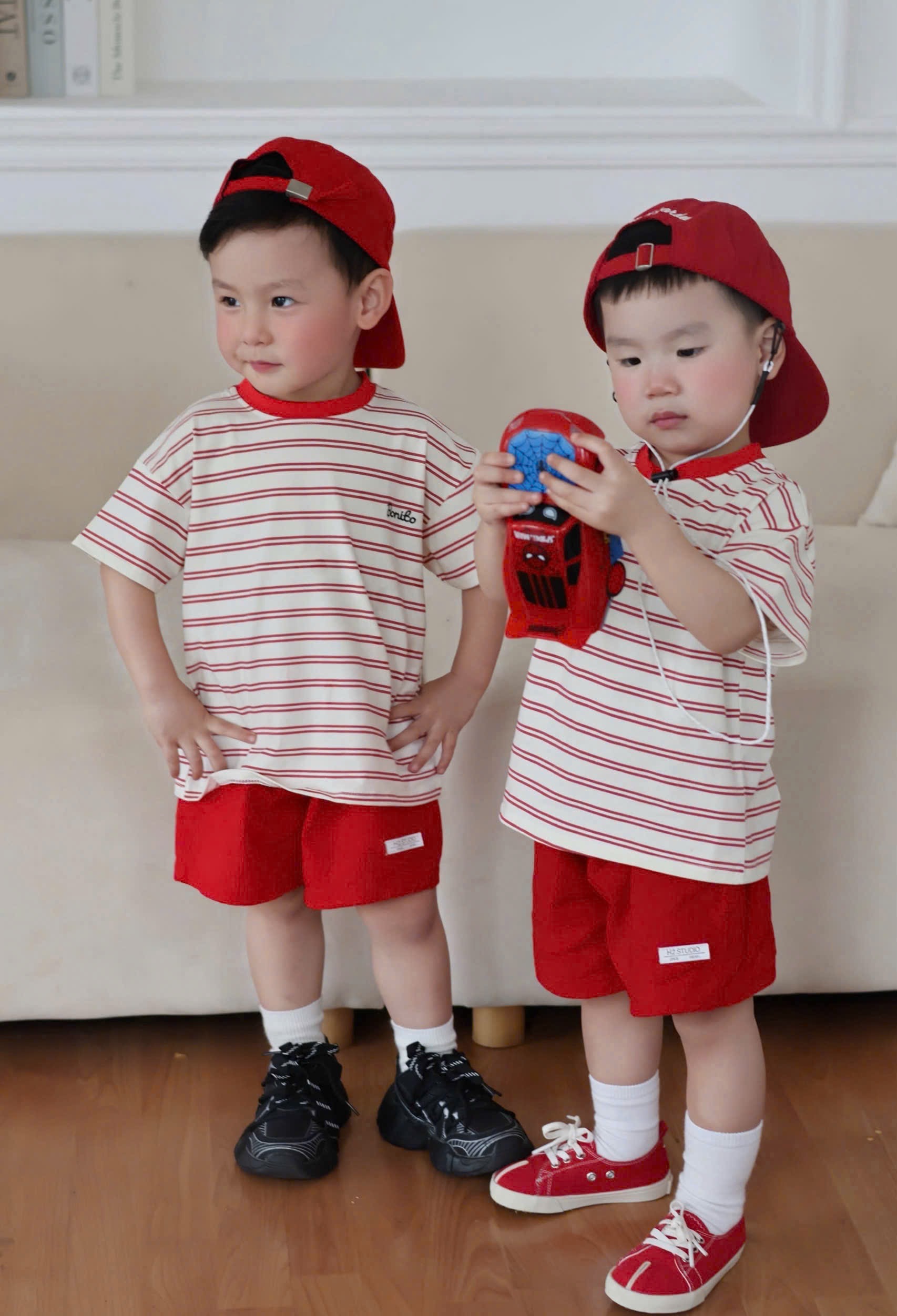 T174 - BỘ ĐÙI BÉ TRAI ÁO KẺ ĐỎ Bonito QUẦN KAKI ĐỎ