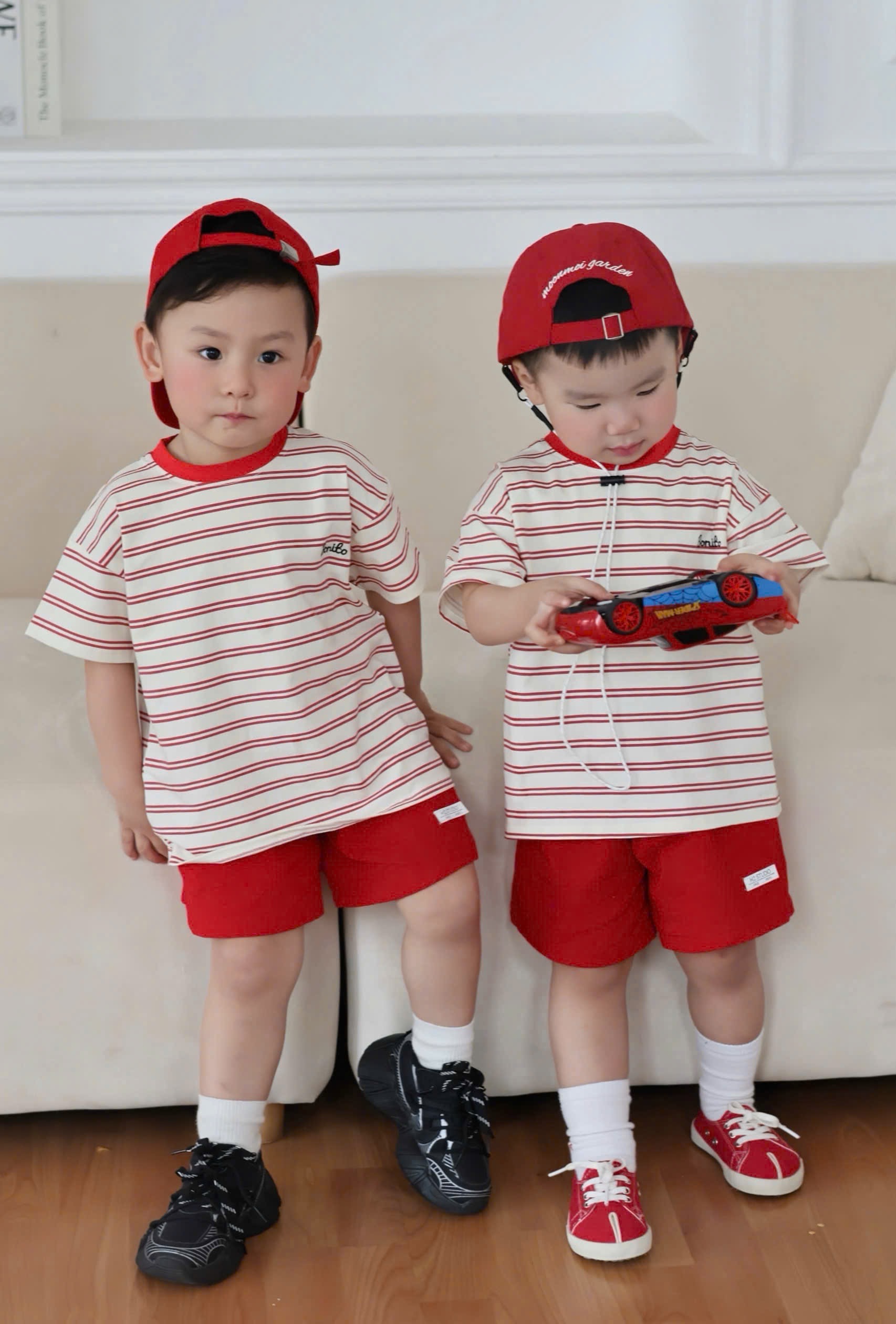 T174 - BỘ ĐÙI BÉ TRAI ÁO KẺ ĐỎ Bonito QUẦN KAKI ĐỎ