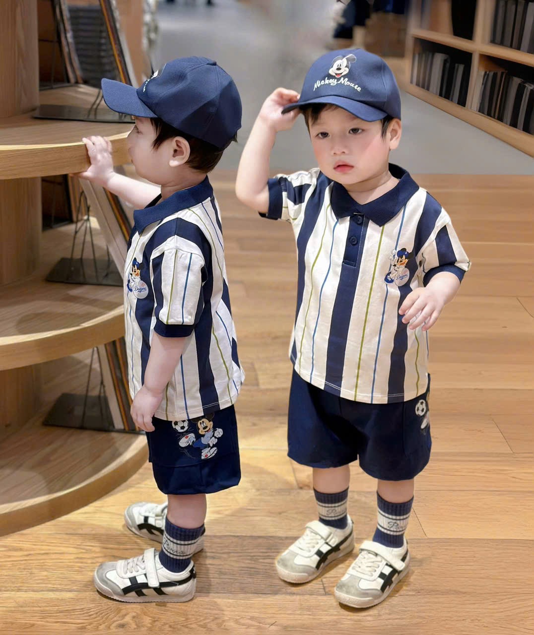 T178 - BỘ ĐÙI BÉ TRAI ÁO POLO SỌC MICKEY QUẦN THAN KÈM MŨ