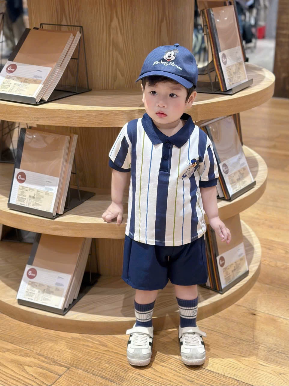 T178 - BỘ ĐÙI BÉ TRAI ÁO POLO SỌC MICKEY QUẦN THAN KÈM MŨ