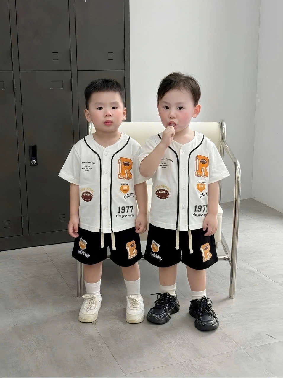 T190 - BỘ ĐÙI BÉ TRAI ÁO TRẮNG CÀI CÚC R1977
