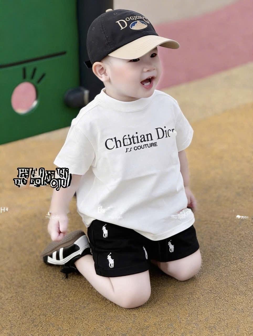 T229 - BỘ ĐÙI BÉ TRAI ÁO TRẮNG DIO.R QUẦN NGỰA ĐEN
