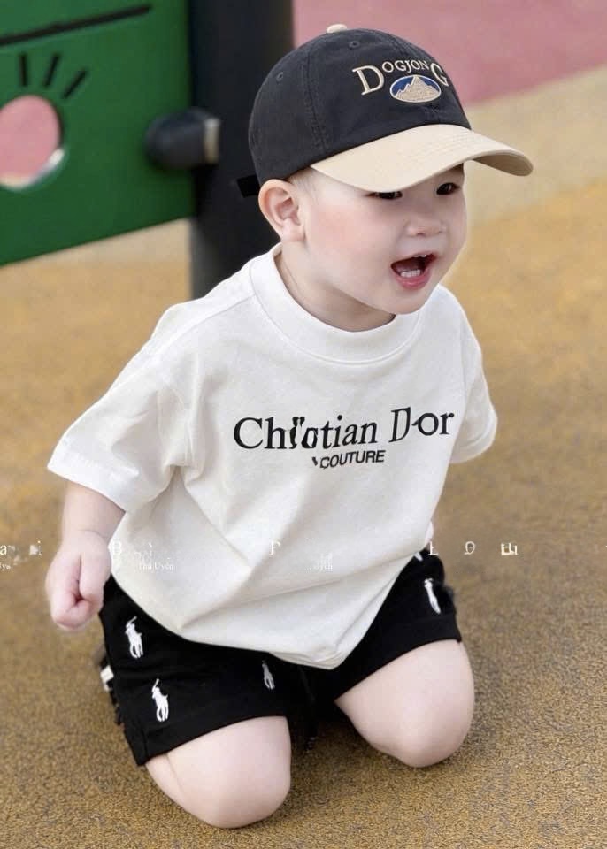 T229 - BỘ ĐÙI BÉ TRAI ÁO TRẮNG DIO.R QUẦN NGỰA ĐEN