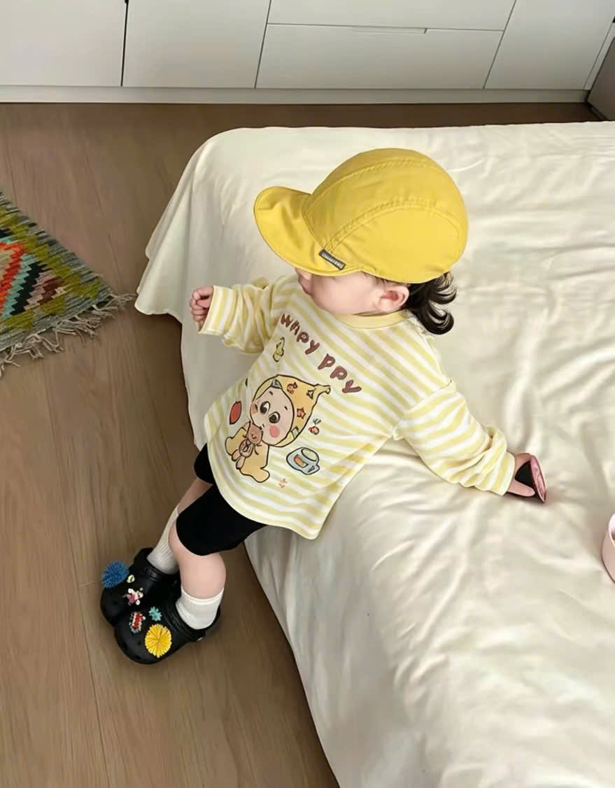AB932 - SET 2 ÁO BÉ DÀI TAY XƯỢC KẺ NGANG IN HÌNH