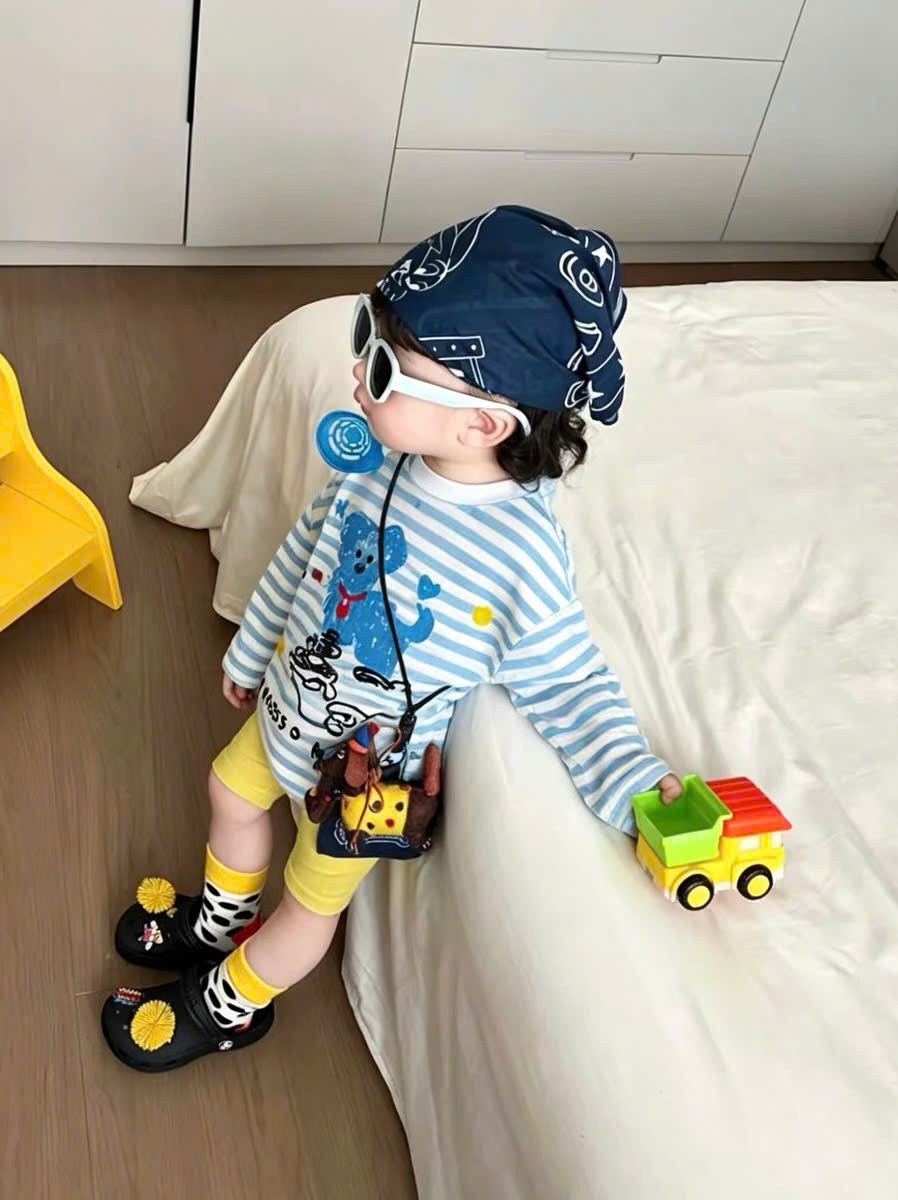 AB932 - SET 2 ÁO BÉ DÀI TAY XƯỢC KẺ NGANG IN HÌNH
