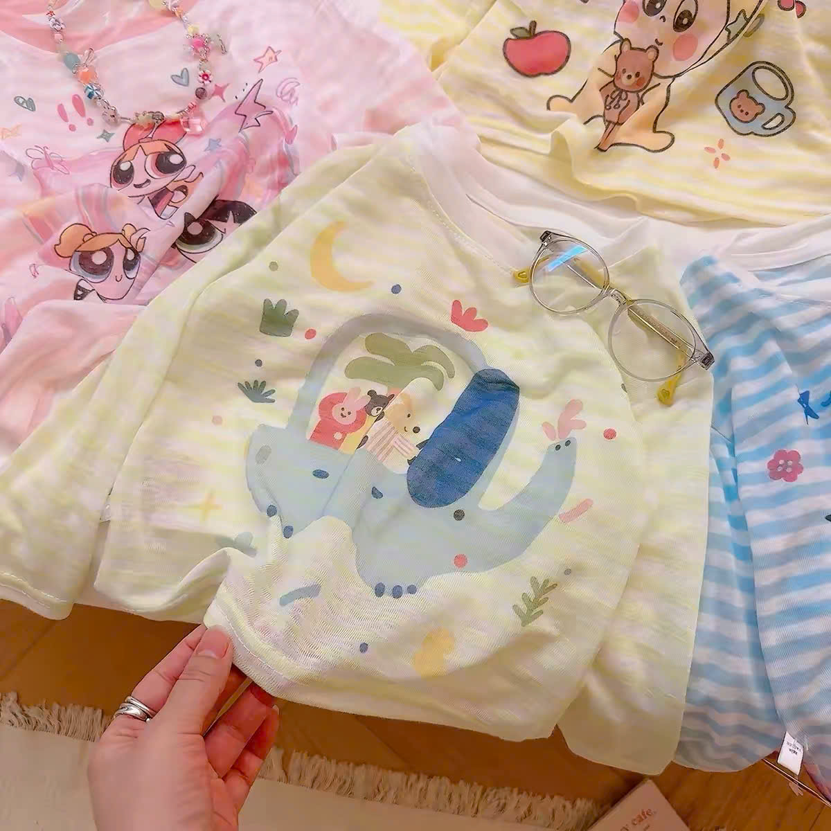 AB932 - SET 2 ÁO BÉ DÀI TAY XƯỢC KẺ NGANG IN HÌNH