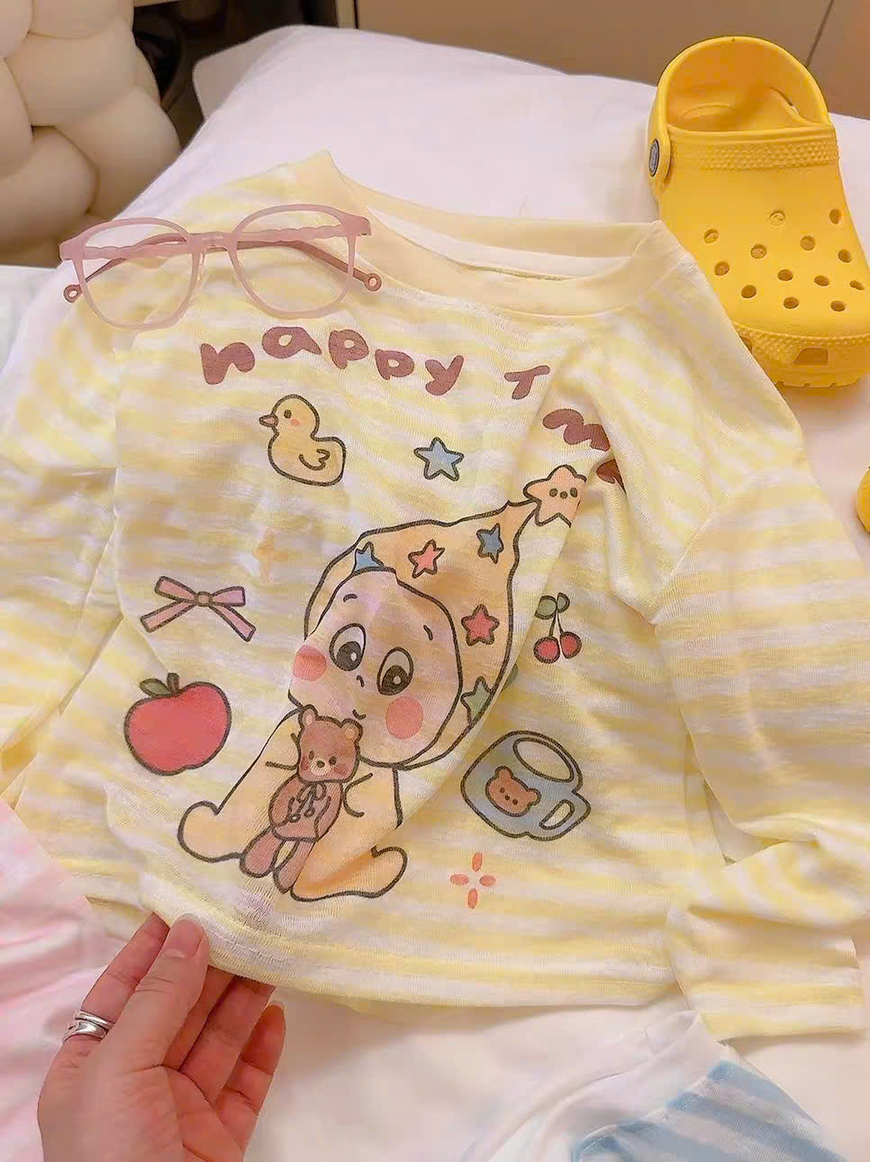 AB932 - SET 2 ÁO BÉ DÀI TAY XƯỢC KẺ NGANG IN HÌNH