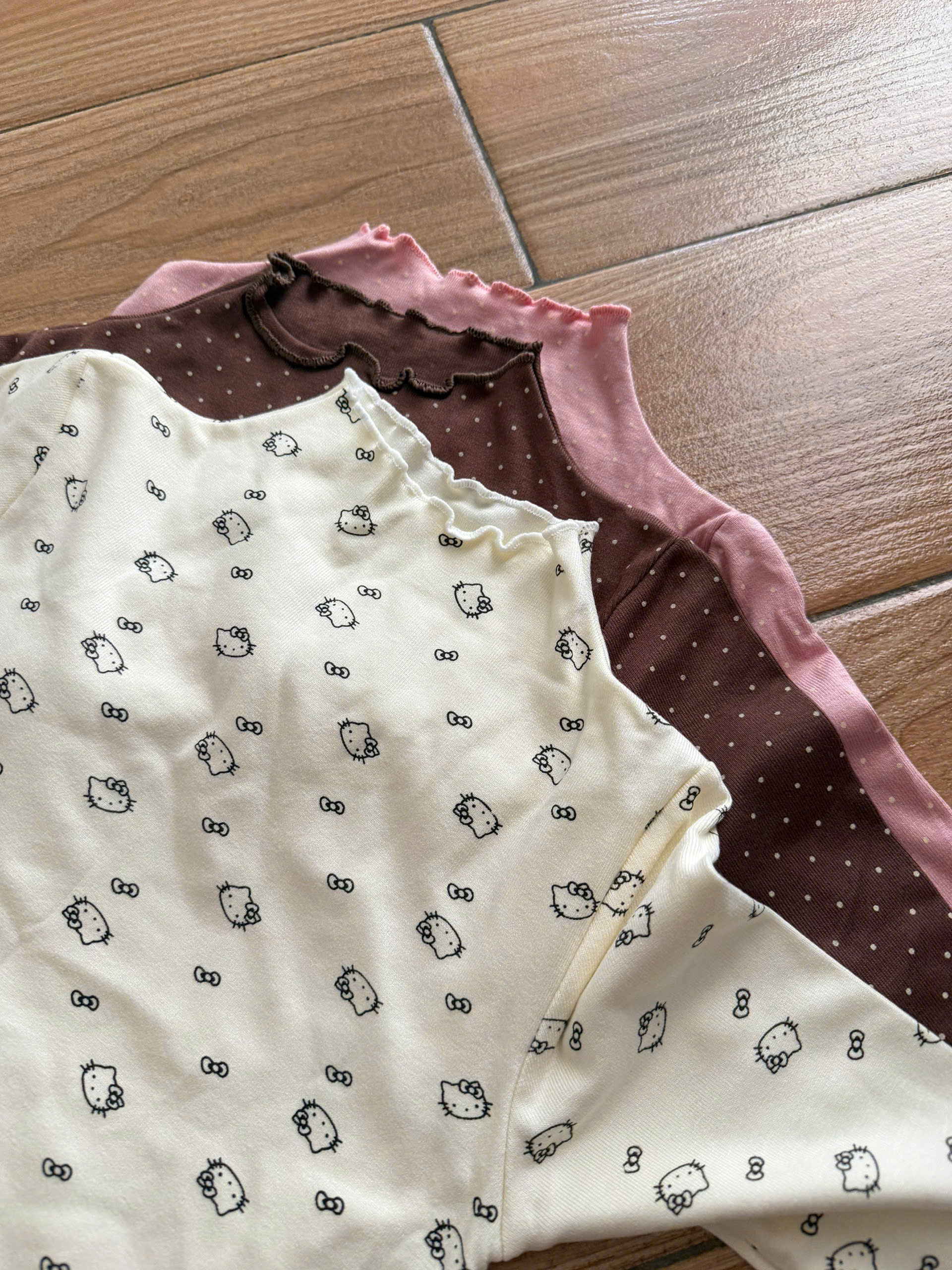 (chờ) AB971 - SET 3 ÁO BÉ GÁI GIỮ NHỆT CỔ BÈO KITTY CHẤM BI nâu hồng be