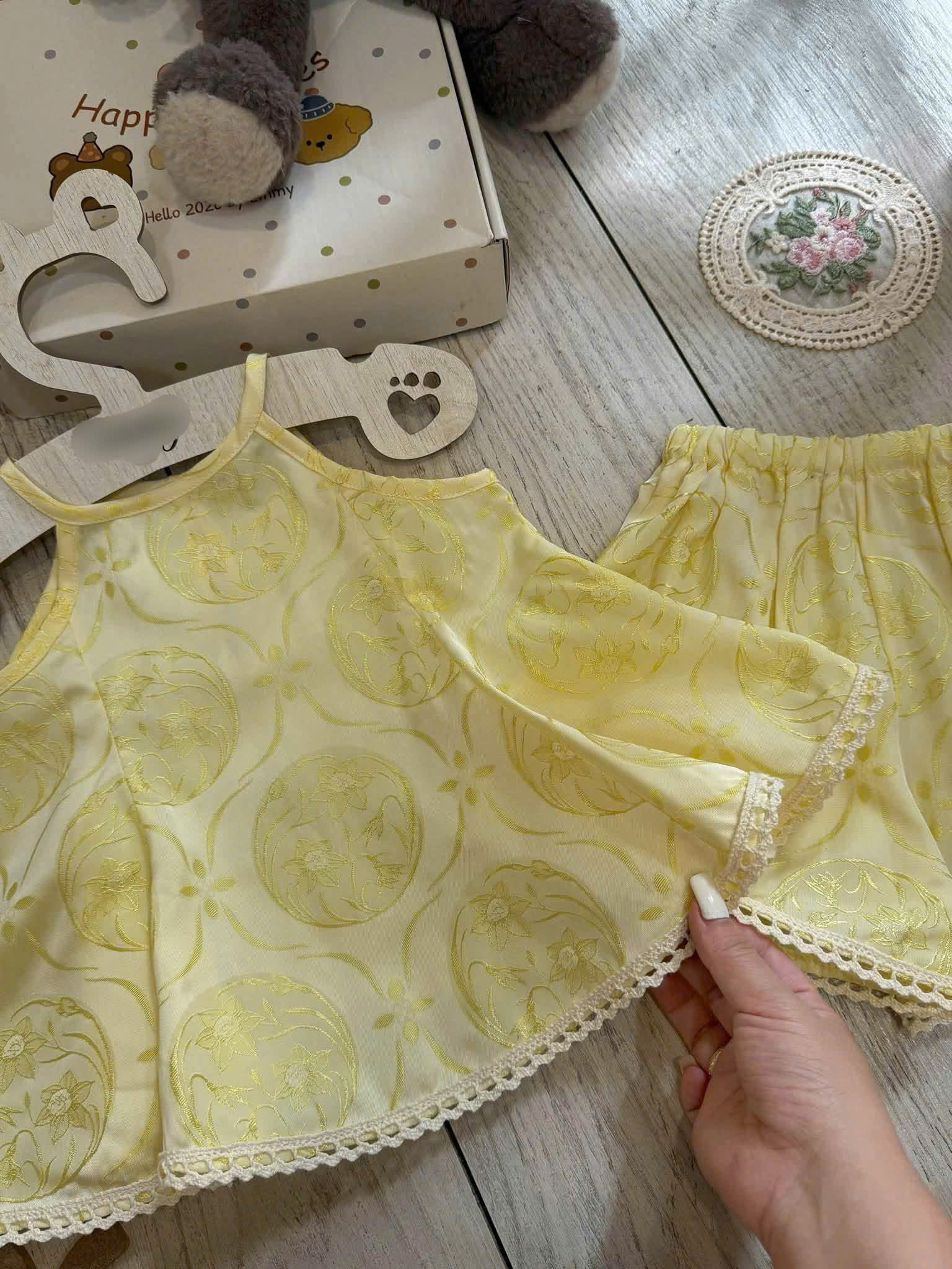 G048 - SET BÉ GÁI LỤA GẤM CỔ YẾM PHỐI REN