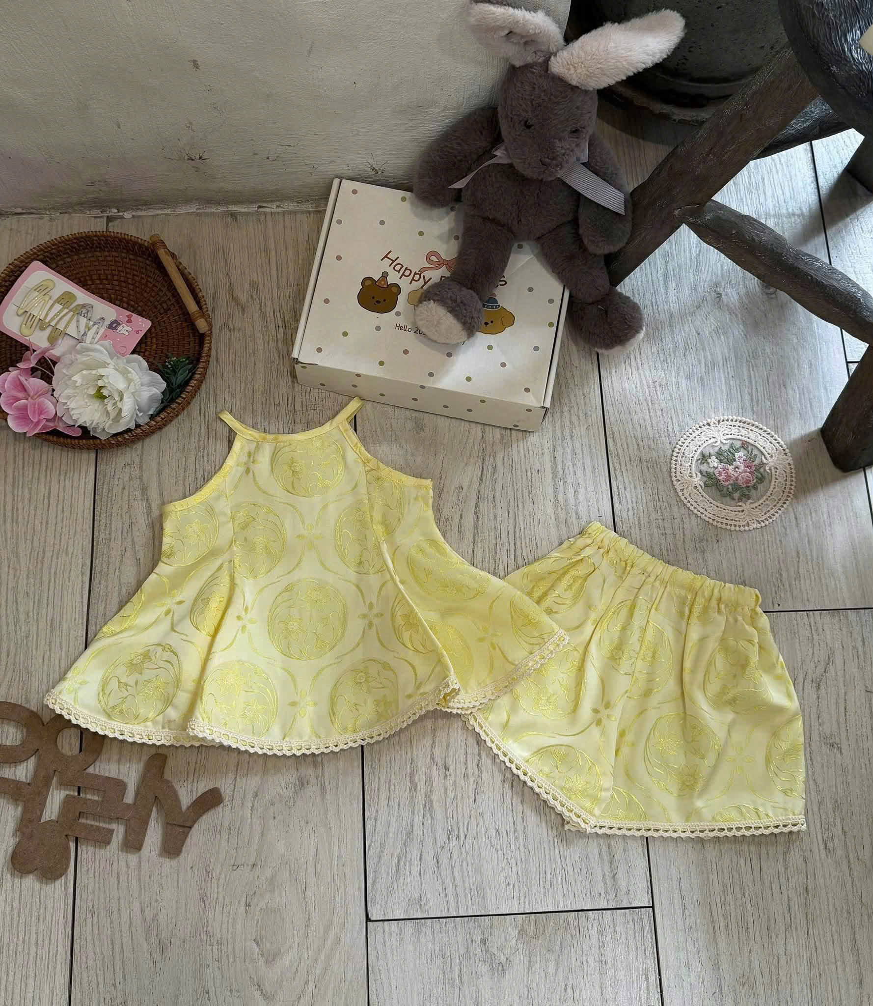 G048 - SET BÉ GÁI LỤA GẤM CỔ YẾM PHỐI REN