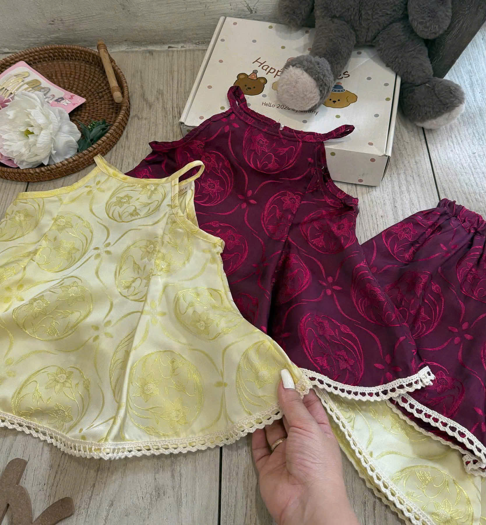 G048 - SET BÉ GÁI LỤA GẤM CỔ YẾM PHỐI REN