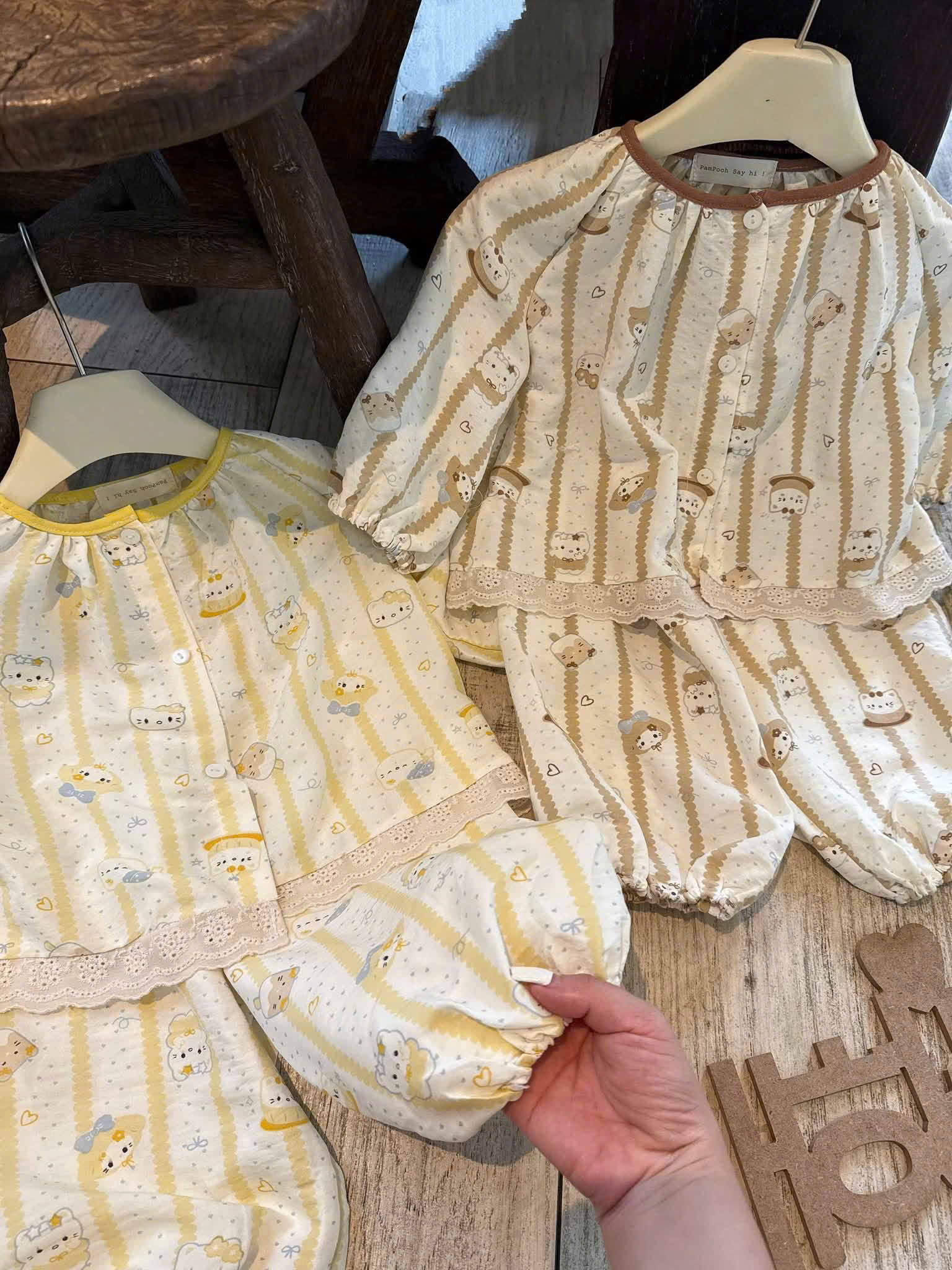 G075 - SET 2 BỘ BÉ GÁI PYJAMA DÀI TAY KITTY SỌC nâu vàng