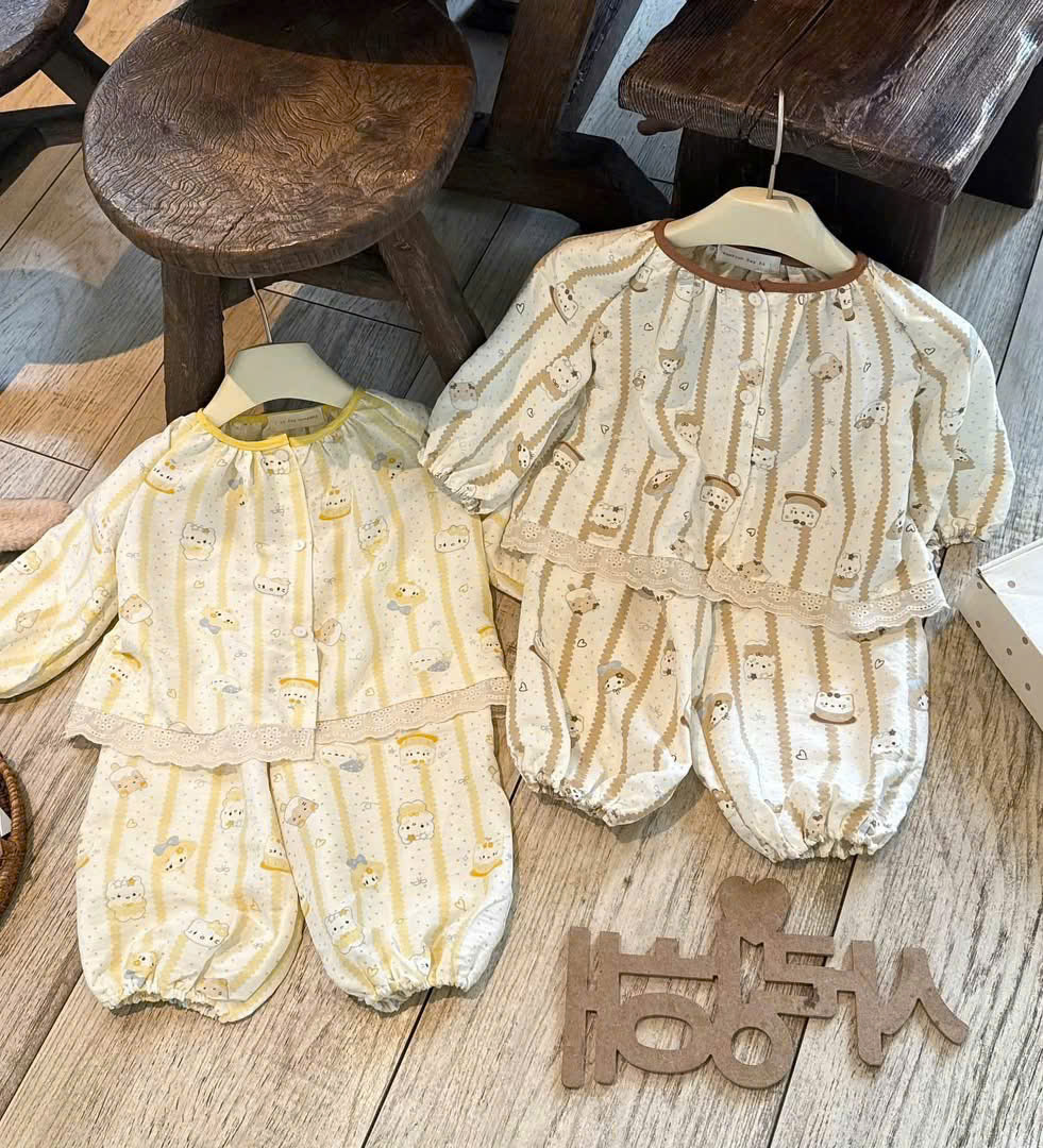 G075 - SET 2 BỘ BÉ GÁI PYJAMA DÀI TAY KITTY SỌC nâu vàng