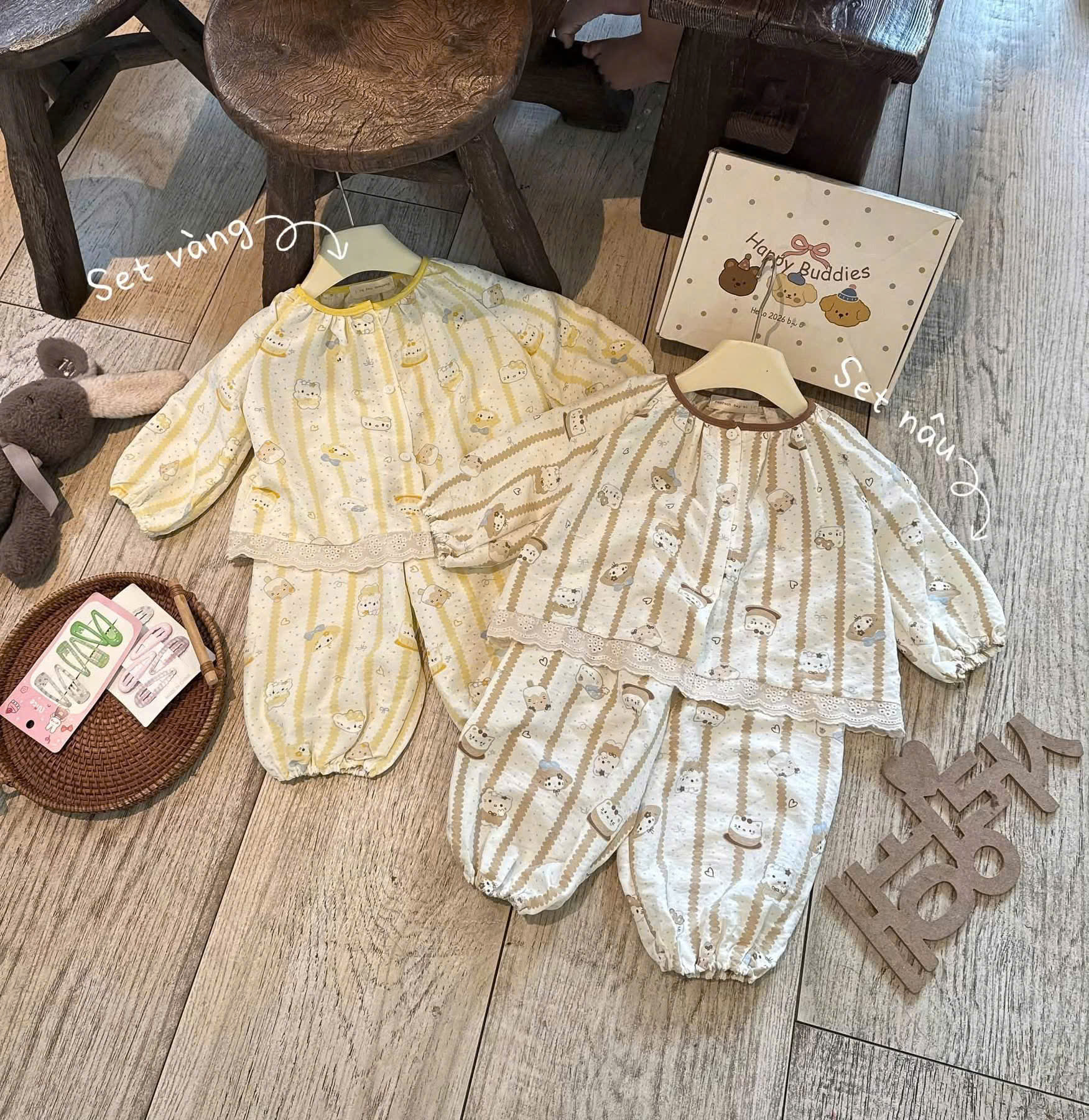 G075 - SET 2 BỘ BÉ GÁI PYJAMA DÀI TAY KITTY SỌC nâu vàng
