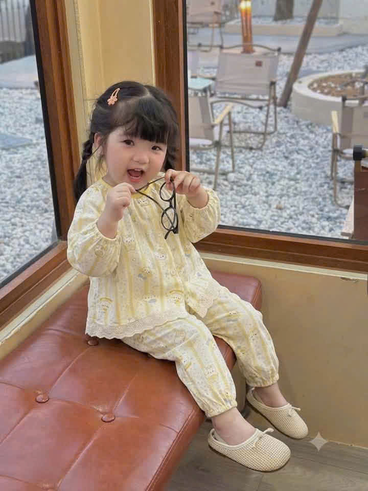 G075 - SET 2 BỘ BÉ GÁI PYJAMA DÀI TAY KITTY SỌC nâu vàng
