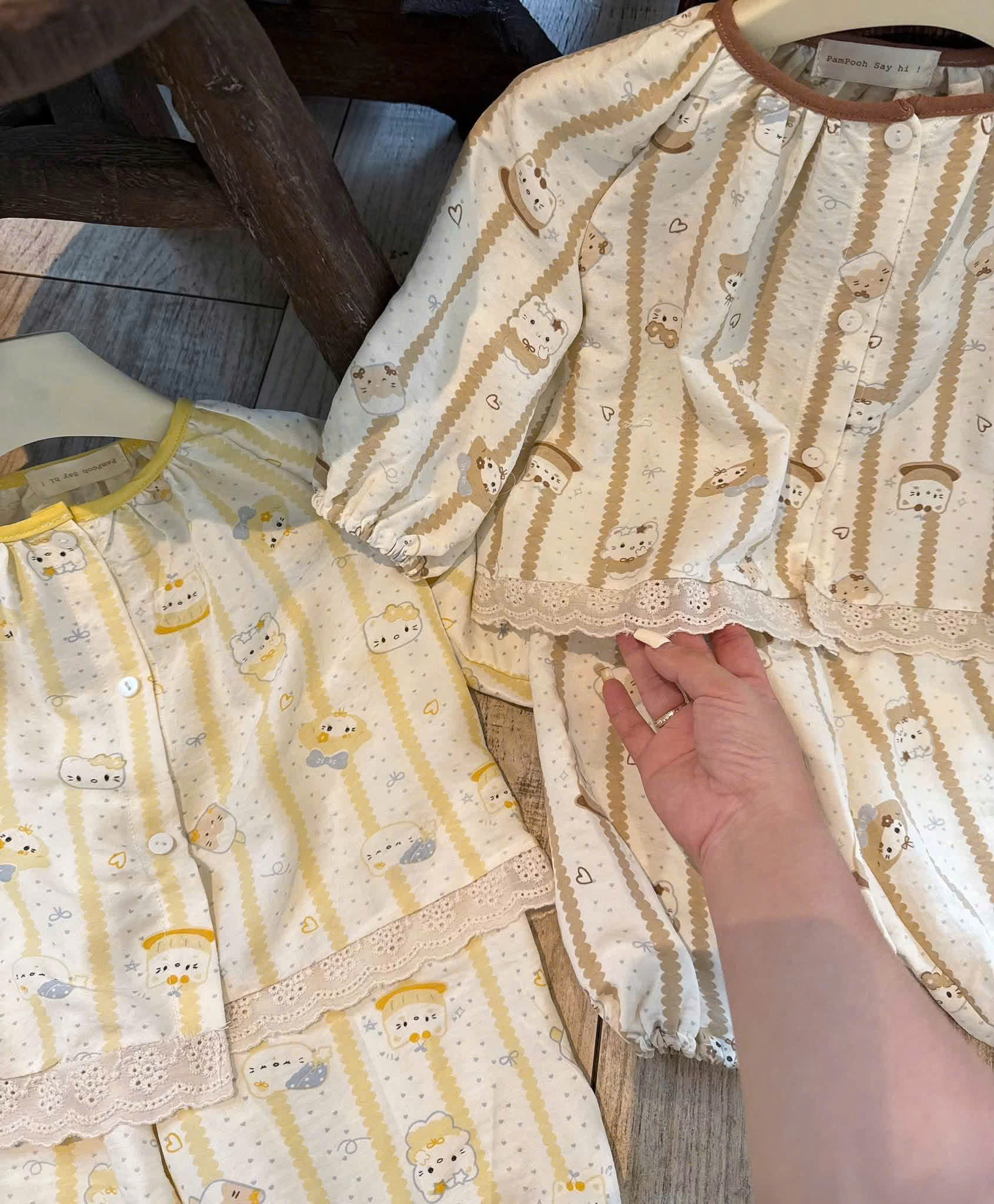 G075 - SET 2 BỘ BÉ GÁI PYJAMA DÀI TAY KITTY SỌC nâu vàng