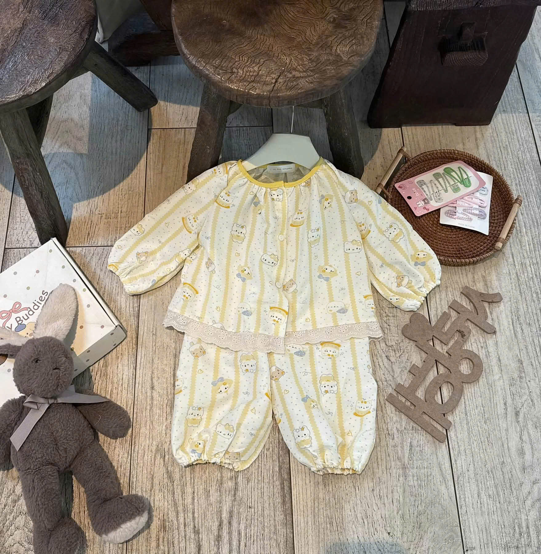 G075 - SET 2 BỘ BÉ GÁI PYJAMA DÀI TAY KITTY SỌC nâu vàng