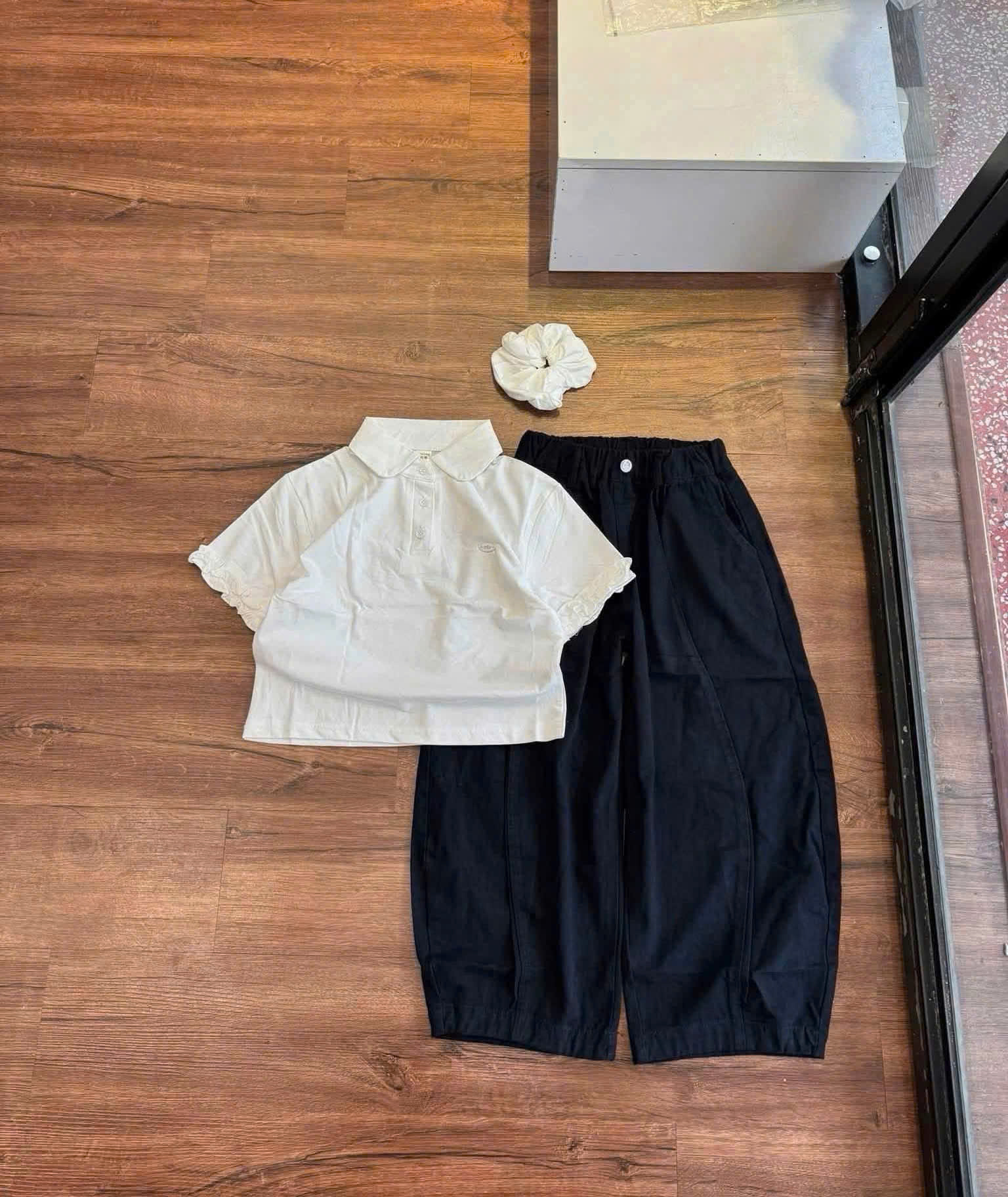 G076 - SET BÉ GÁI ÁO POLO TRẮNG TAY BÈO QUẦN SUÔNG ĐEN