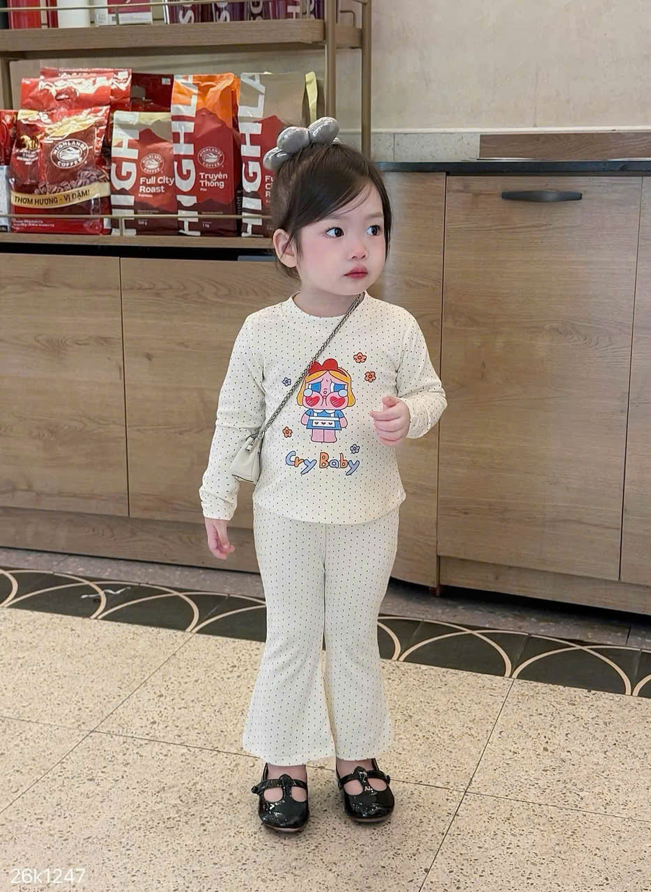 G085 - SET 2 BỘ BÉ GÁI DÀI TAY CHẤM BI QUẦN LOE Cry baby