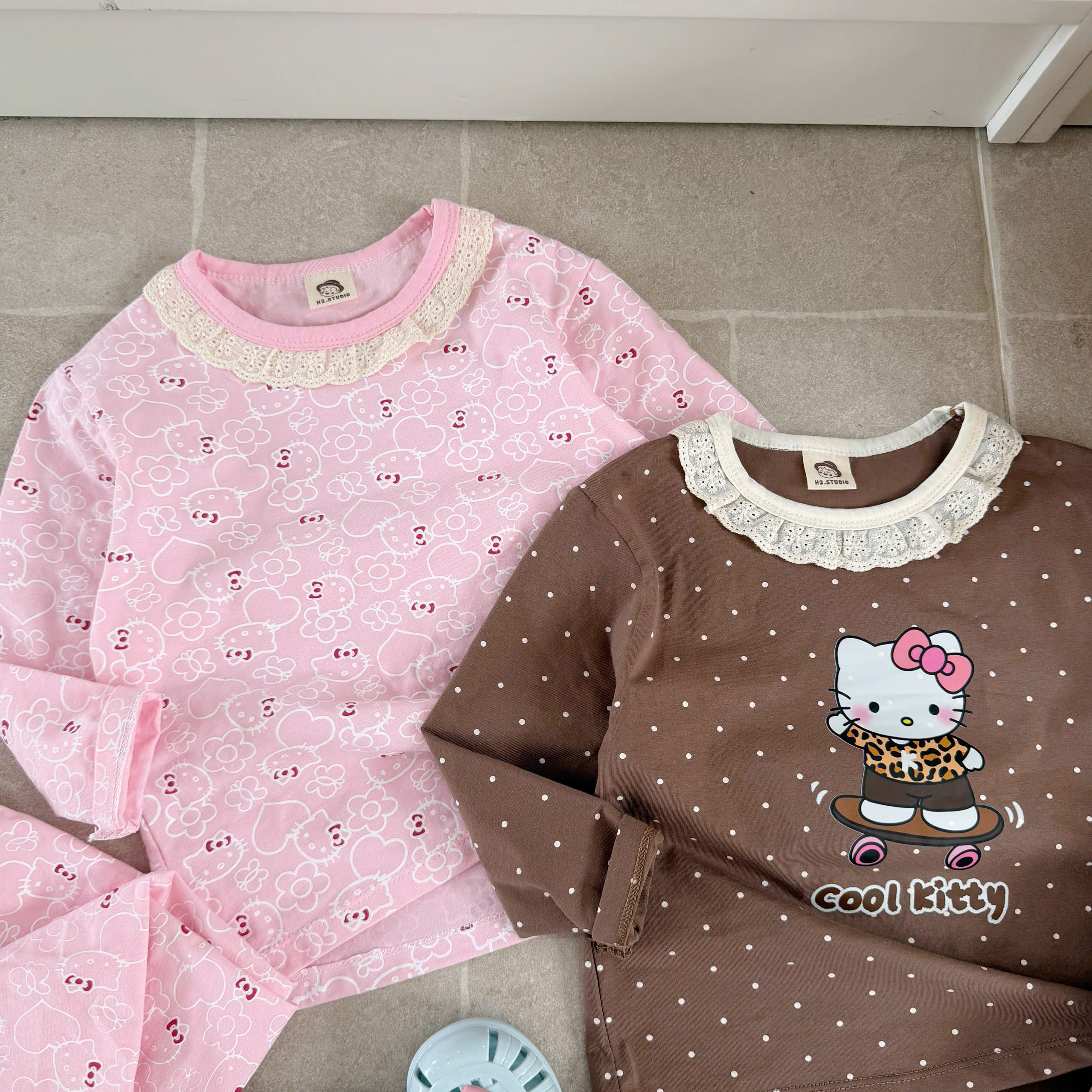 G120 - SET 2 BỘ BÉ GÁI DÀI TAY CỔ REN CHẤM BI KITTY nâu hồng