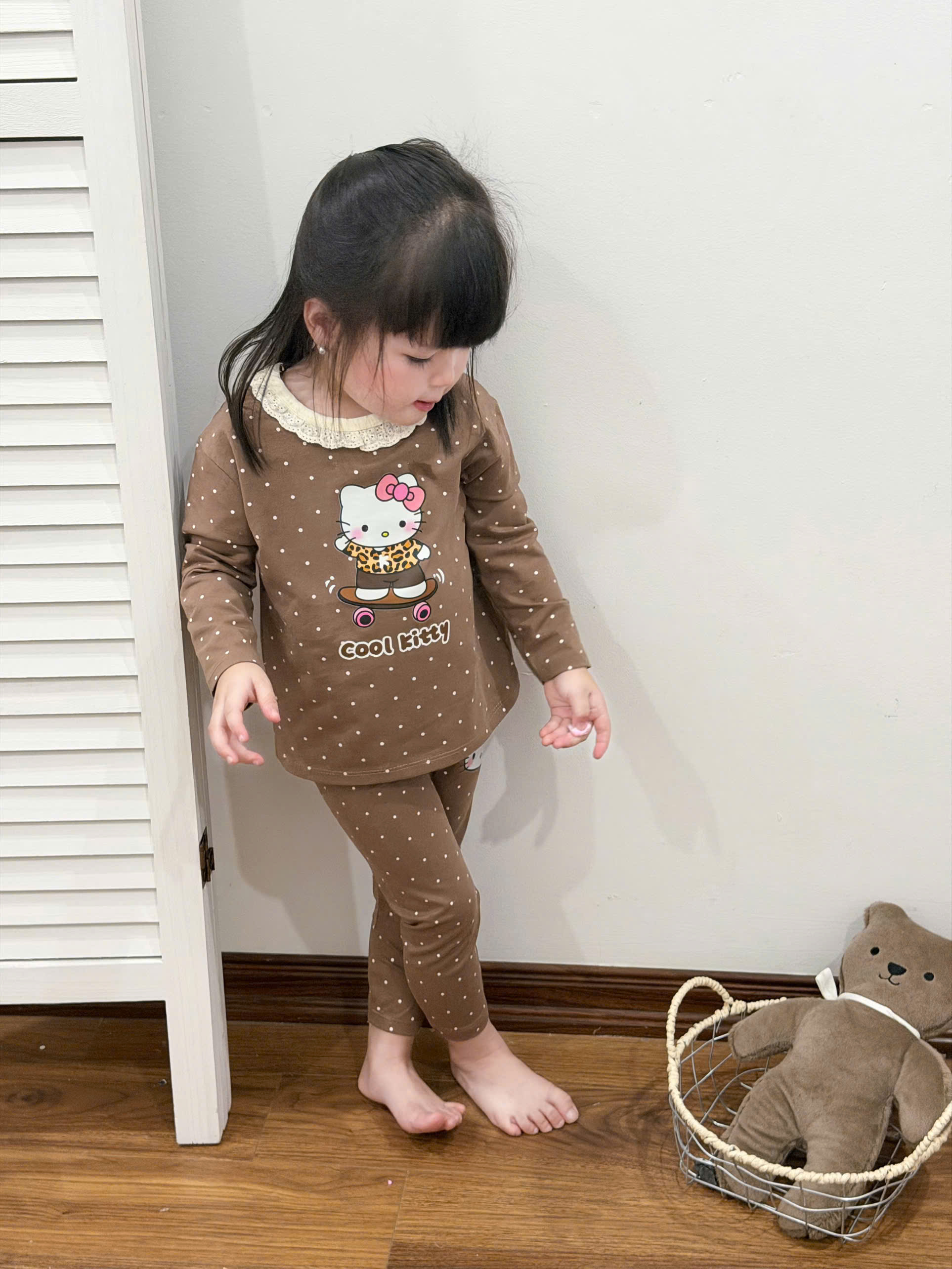 G120 - SET 2 BỘ BÉ GÁI DÀI TAY CỔ REN CHẤM BI KITTY nâu hồng