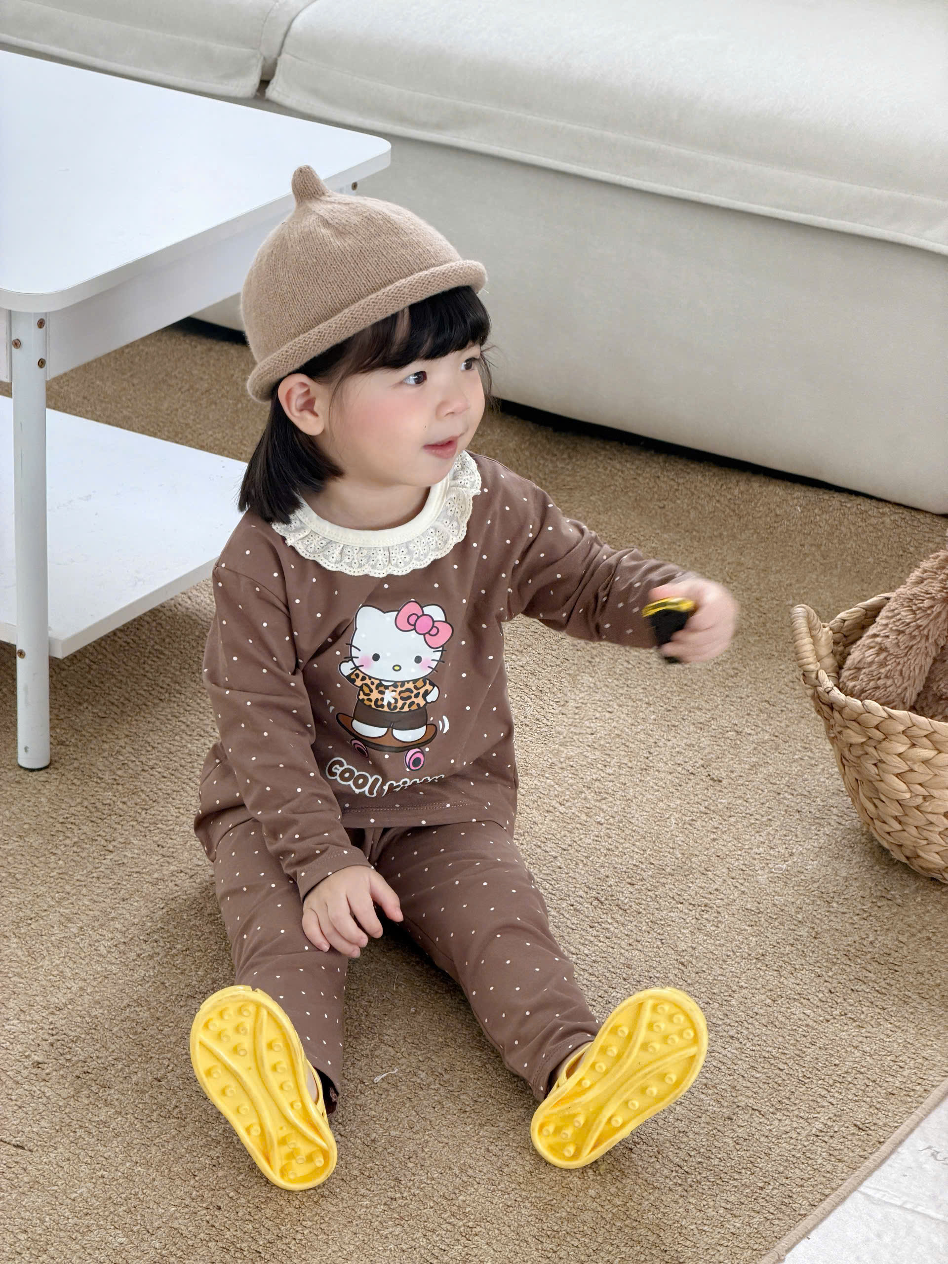 G120 - SET 2 BỘ BÉ GÁI DÀI TAY CỔ REN CHẤM BI KITTY nâu hồng
