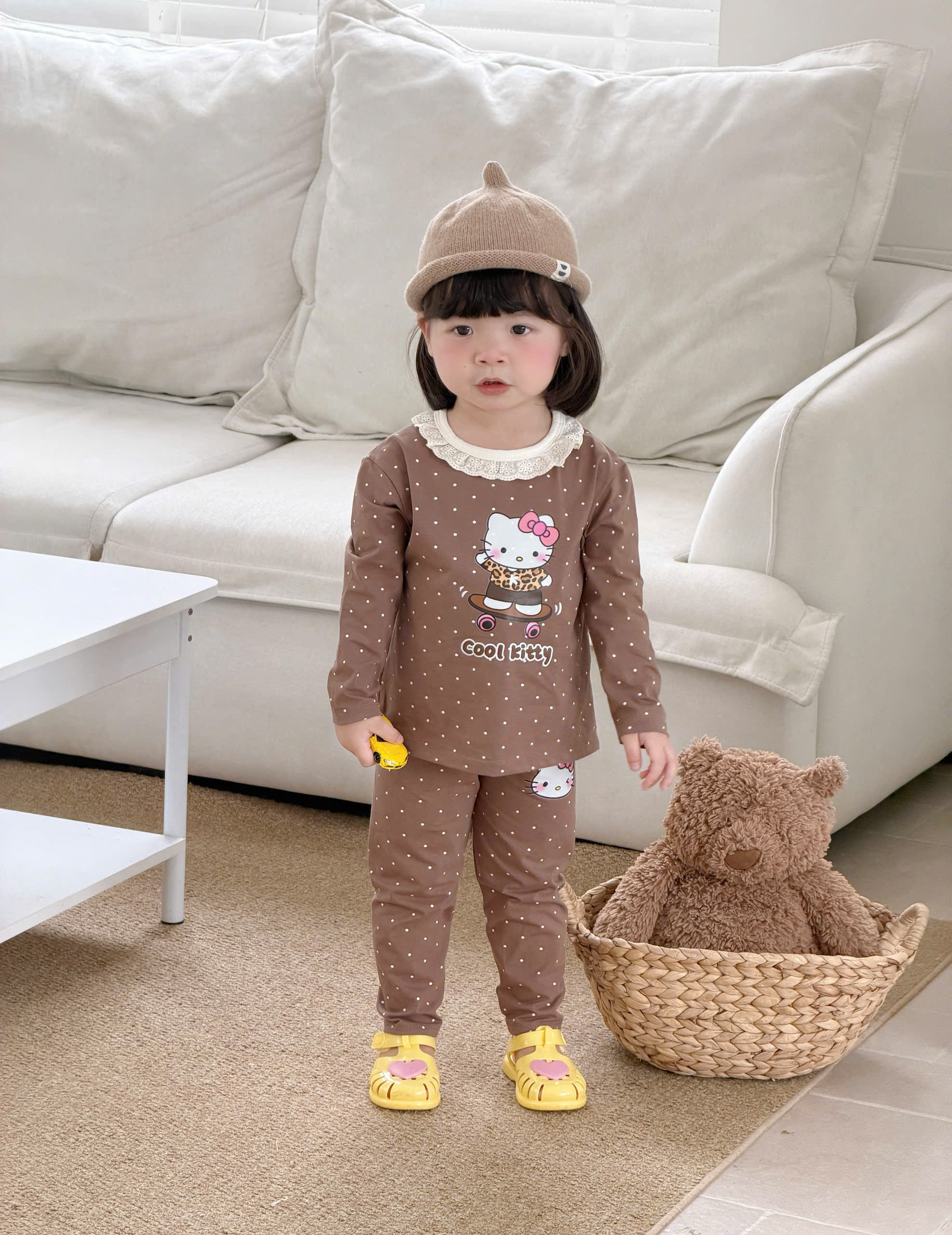 G120 - SET 2 BỘ BÉ GÁI DÀI TAY CỔ REN CHẤM BI KITTY nâu hồng