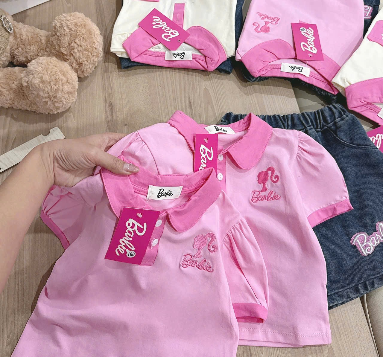 G944 - SET BÉ GÁI POLO THÊU barbie MIX QUẦN BÒ