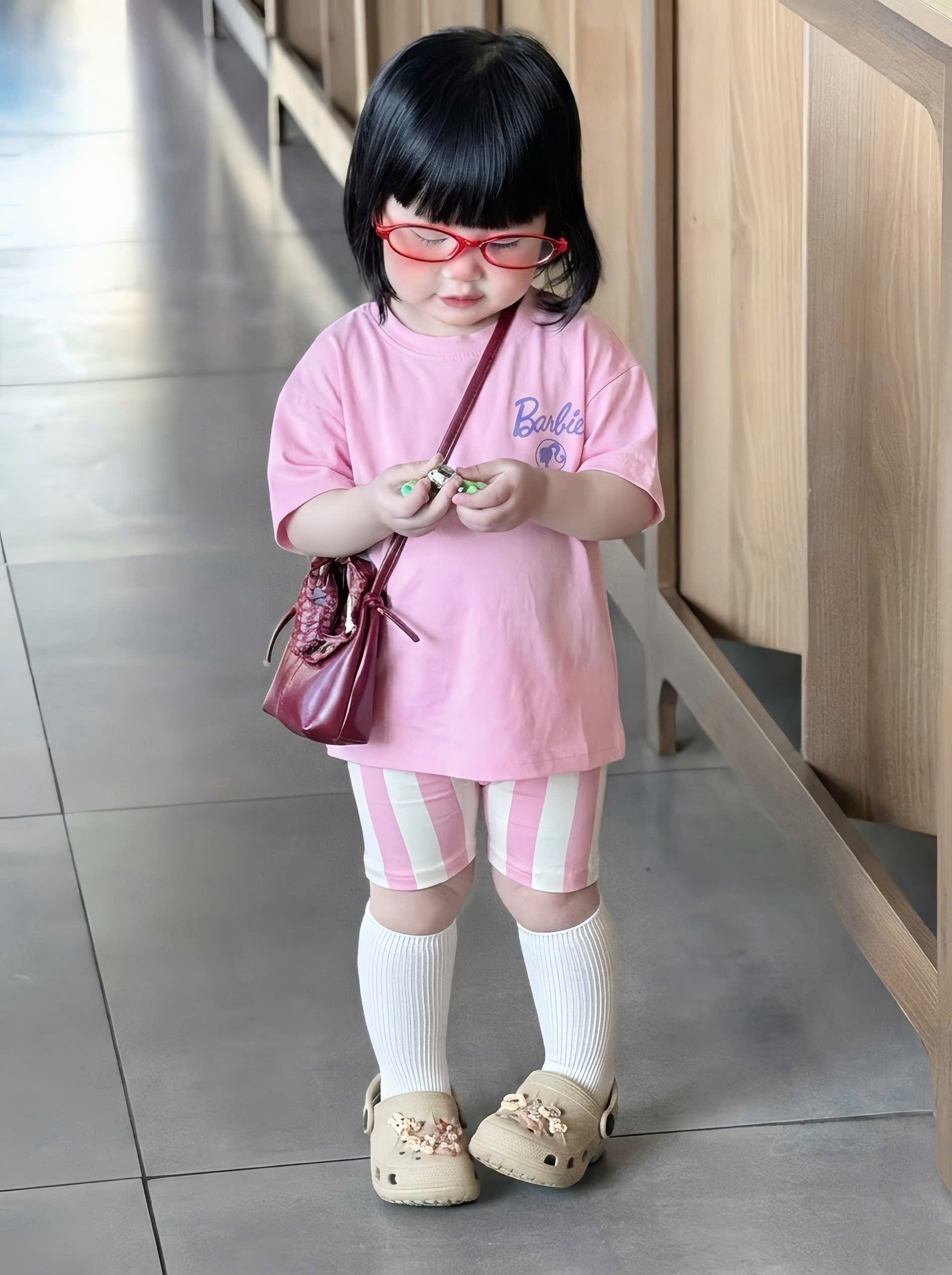 G951 - BỘ ĐÙI BÉ GÁI ÁO HỒNG BARBIE QUẦN LEGGING SỌC