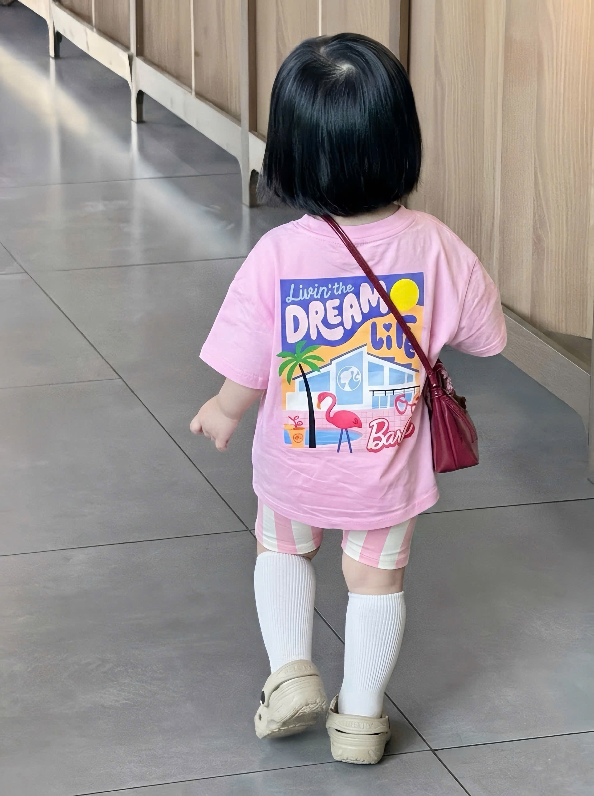 G951 - BỘ ĐÙI BÉ GÁI ÁO HỒNG BARBIE QUẦN LEGGING SỌC