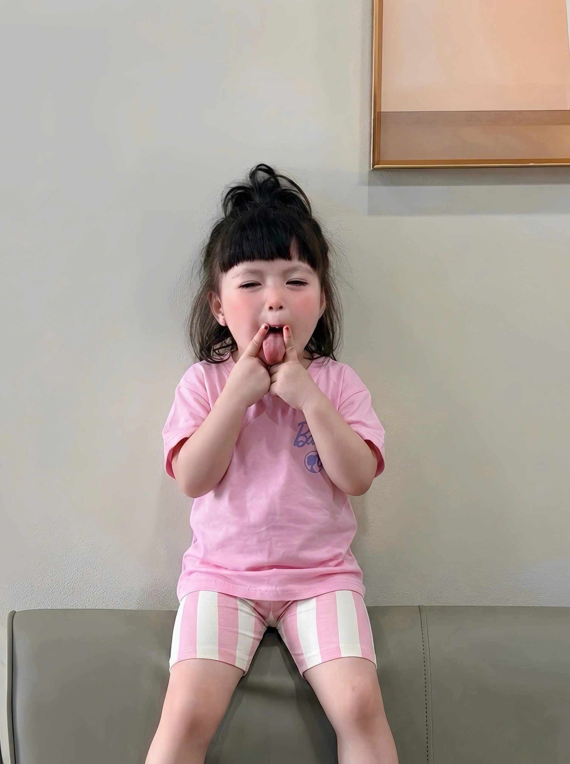 G951 - BỘ ĐÙI BÉ GÁI ÁO HỒNG BARBIE QUẦN LEGGING SỌC