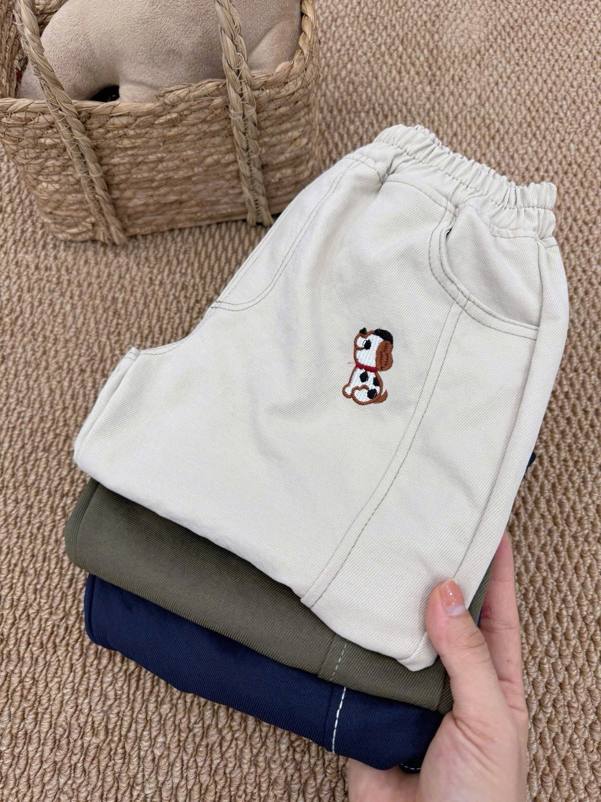 QB397 - SET 3 QUẦN KAKI BÉ TRAI THÊU CHÓ than rêu be